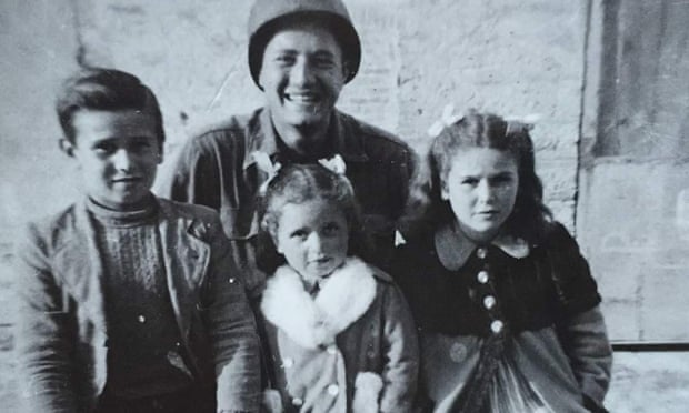 Soldado estadounidense se reúne con los niños a los que casi les dispara en 1944
