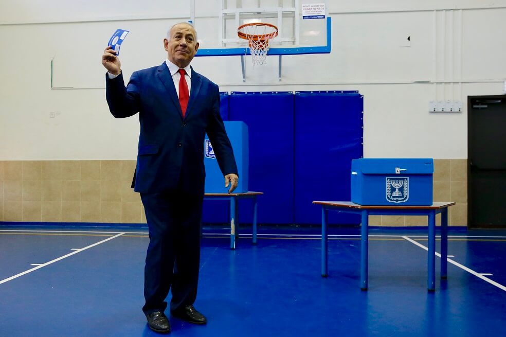 Benjamin Netanyahu, primer ministro de Israel, participó de las elecciones parlamentarias este martes, en donde espera resultar reelegido.  / AFP