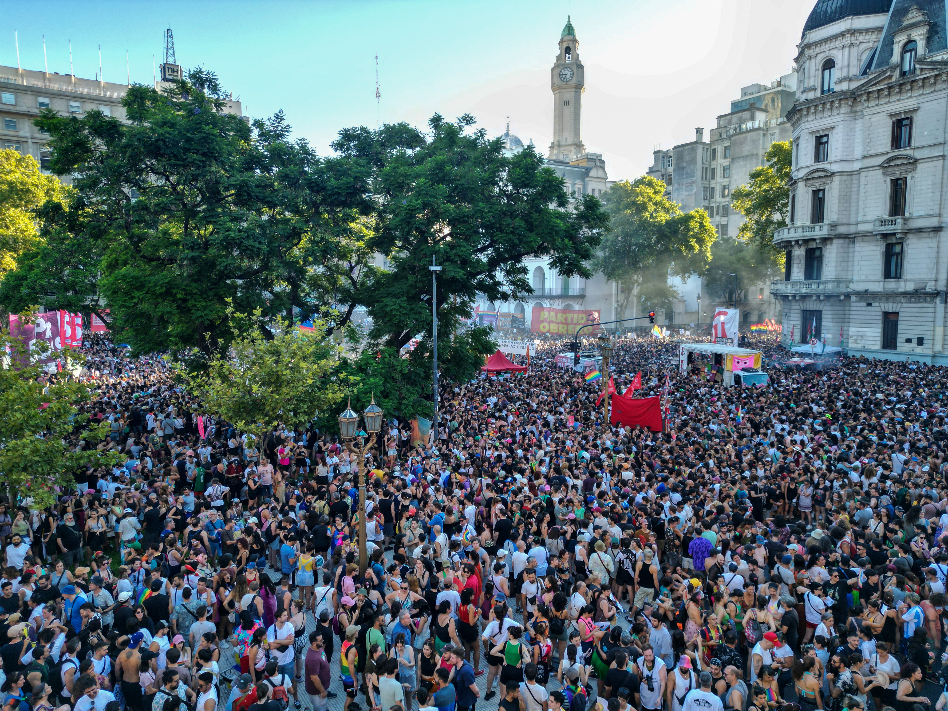 Miles protestan contra Milei por su discurso contra la diversidad