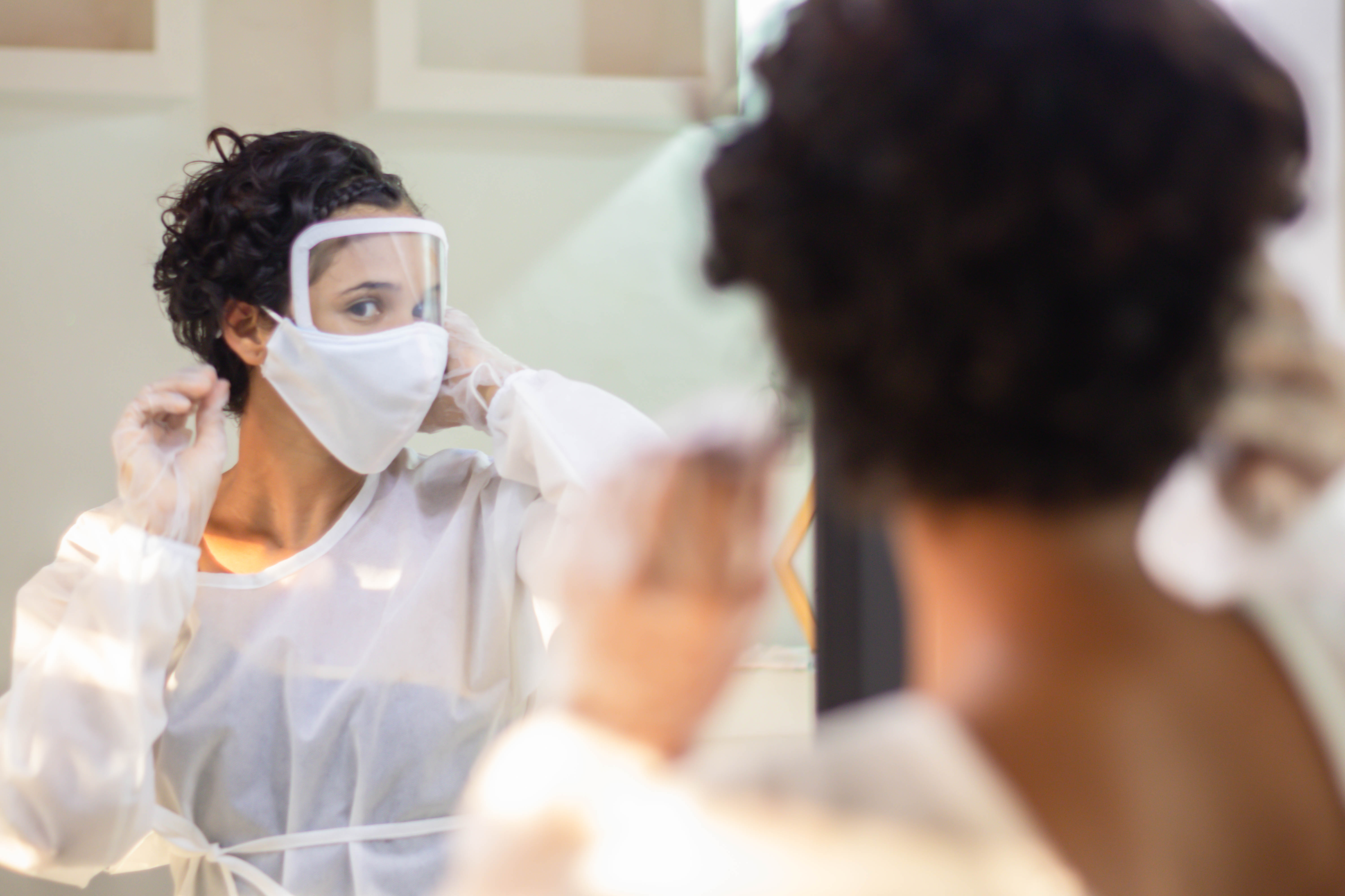 Mujeres víctimas del conflicto hacen elementos de protección para el personal médico de Quibdó