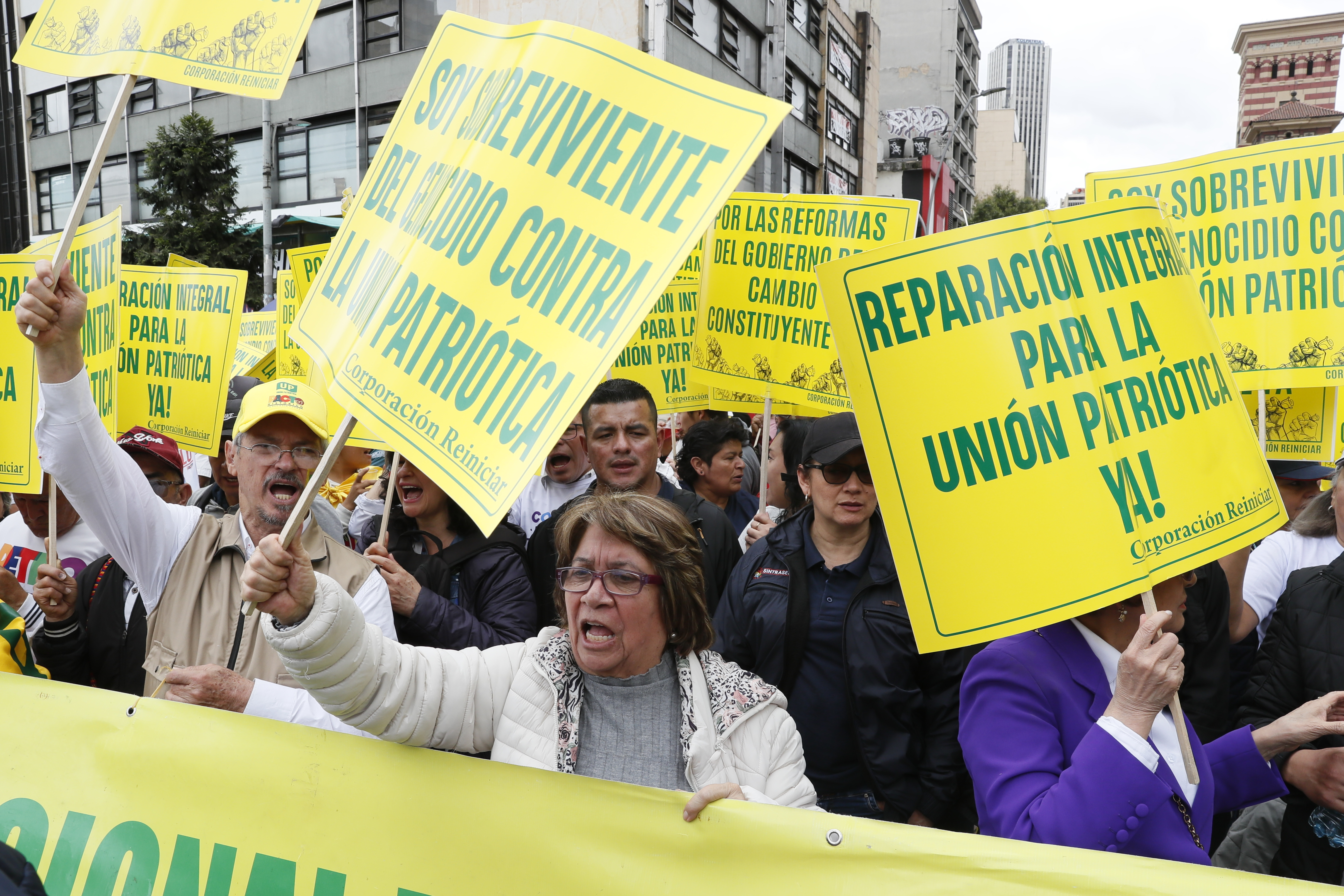 AMDEP935. BOGOTÁ (COLOMBIA), 01/05/2024.- La senadora colombiana Aída Avella (c) grita consignas en una marcha con motivo Día Internacional de los Trabajadores este miércoles, en Bogotá (Colombia). Miles de trabajadores salieron este miércoles a las calles de las principales ciudades colombianas para conmemorar el Día del Trabajo, una movilización a la que se unirá a lo largo de la jornada el presidente Petro, que busca convertirla en una demostración de apoyo a las reformas de su Gobierno. EFE/ Carlos Ortega