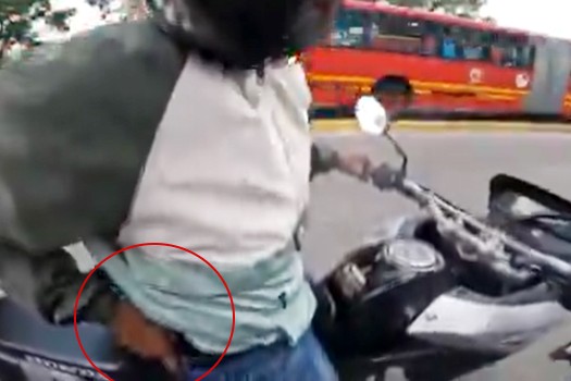 Captan a motociclista amenazando a otro con un arma por sobrepasarlo en la vía