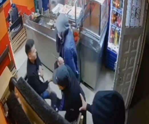 Violento robo con cuchillo en local de comidas rápidas quedó grabado