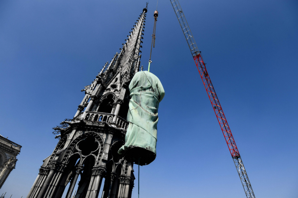 La aguja de la catedral, el plena restauración, antes del incendio de este lunes 15 de abril. / AFP