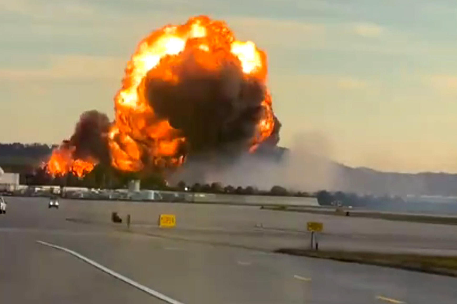 Tragedia en Estados Unidos: accidente de avión carguero dejó al menos tres muertos