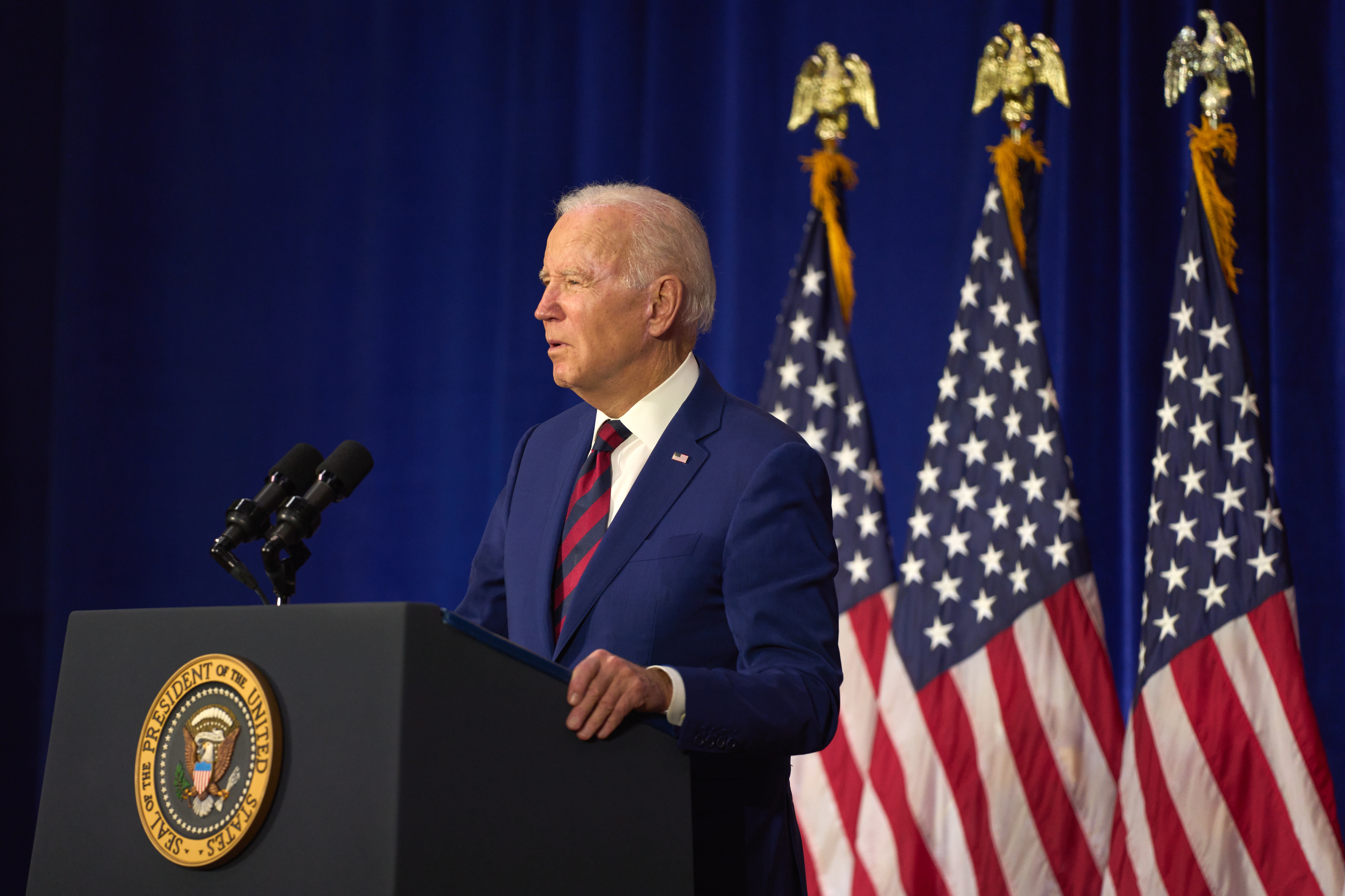 Biden firma una orden ejecutiva para endurecer medidas en el control de armas
