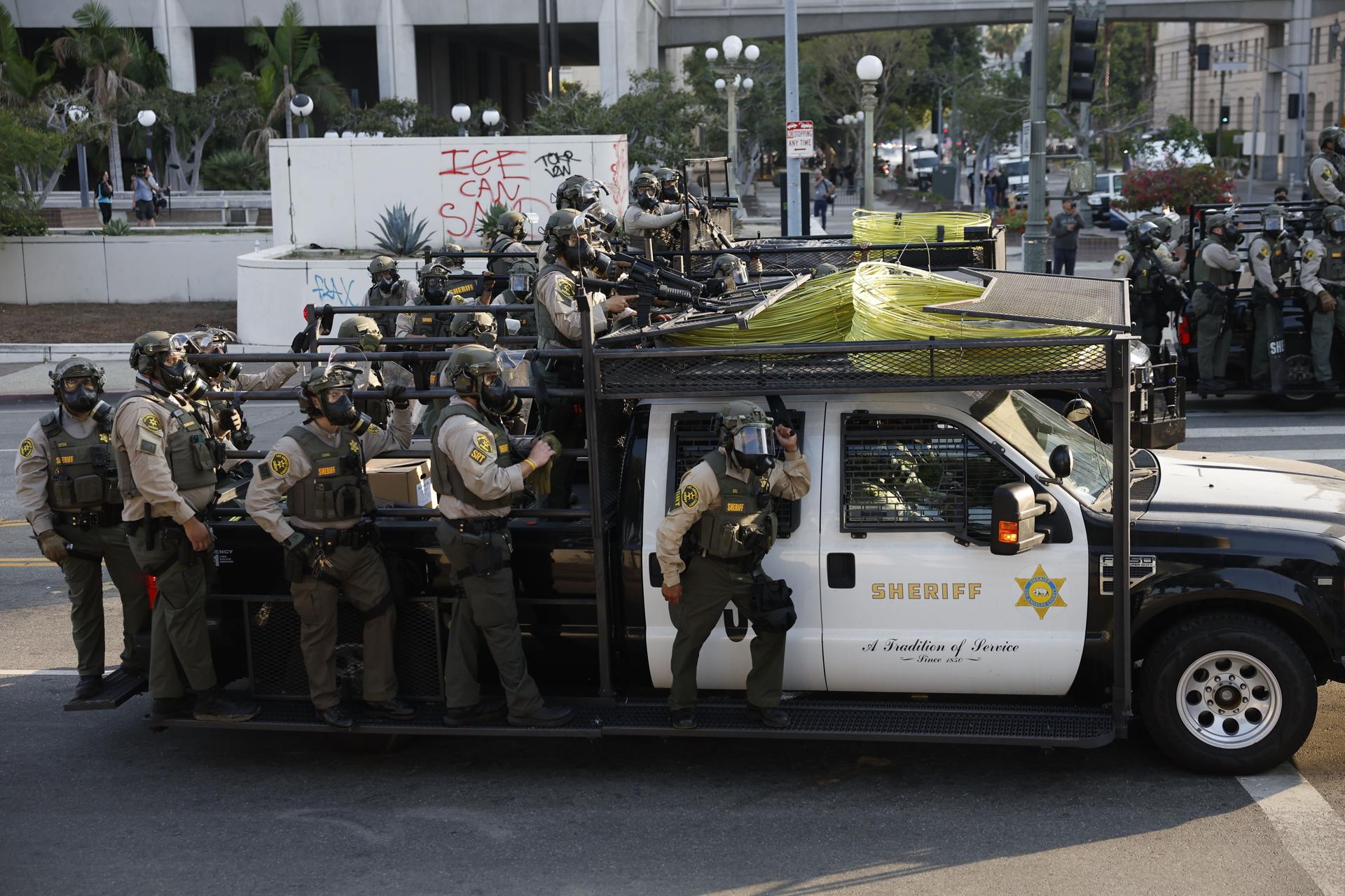 LOS ANGELES (United States), 10/06/2025.- Police fill the street as they face off with protesters in Los Angeles, California, USA, 09 June 2025. Approximately 2,000 National Guard troops were deployed on 08 June in Los Angeles by US President Donald Trump, though the state of California had not requested any additional assistance, and protests have continued against the Trump administration's immigration enforcement raids over the last couple of days. (Protestas) EFE/EPA/CAROLINE BREHMAN
