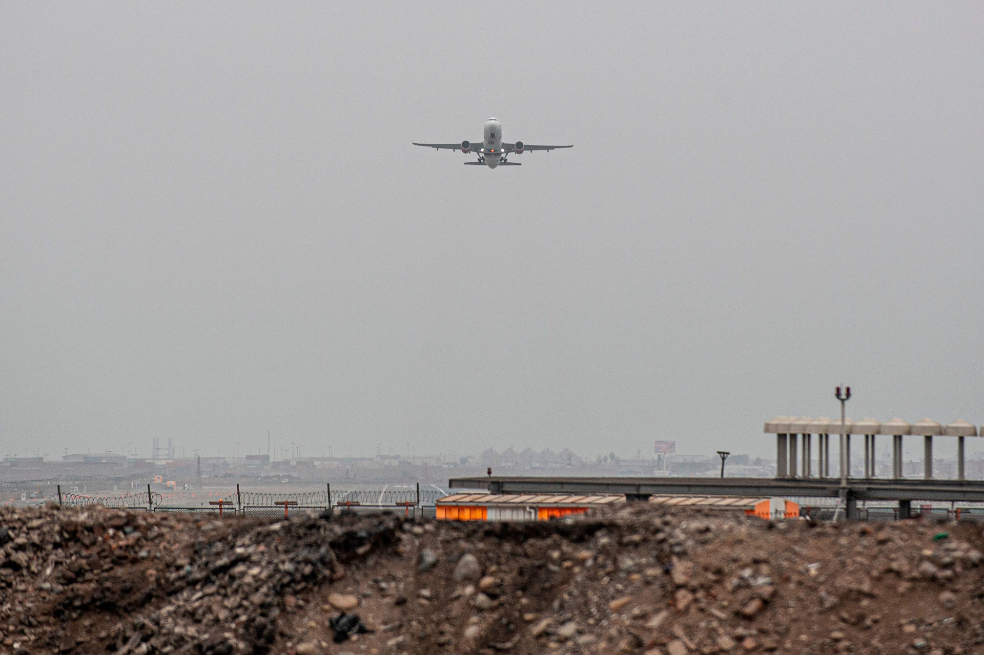 El primer vuelo desde Lima, el Latam 2234, despegó con casi una hora de retraso hacia Iquitos