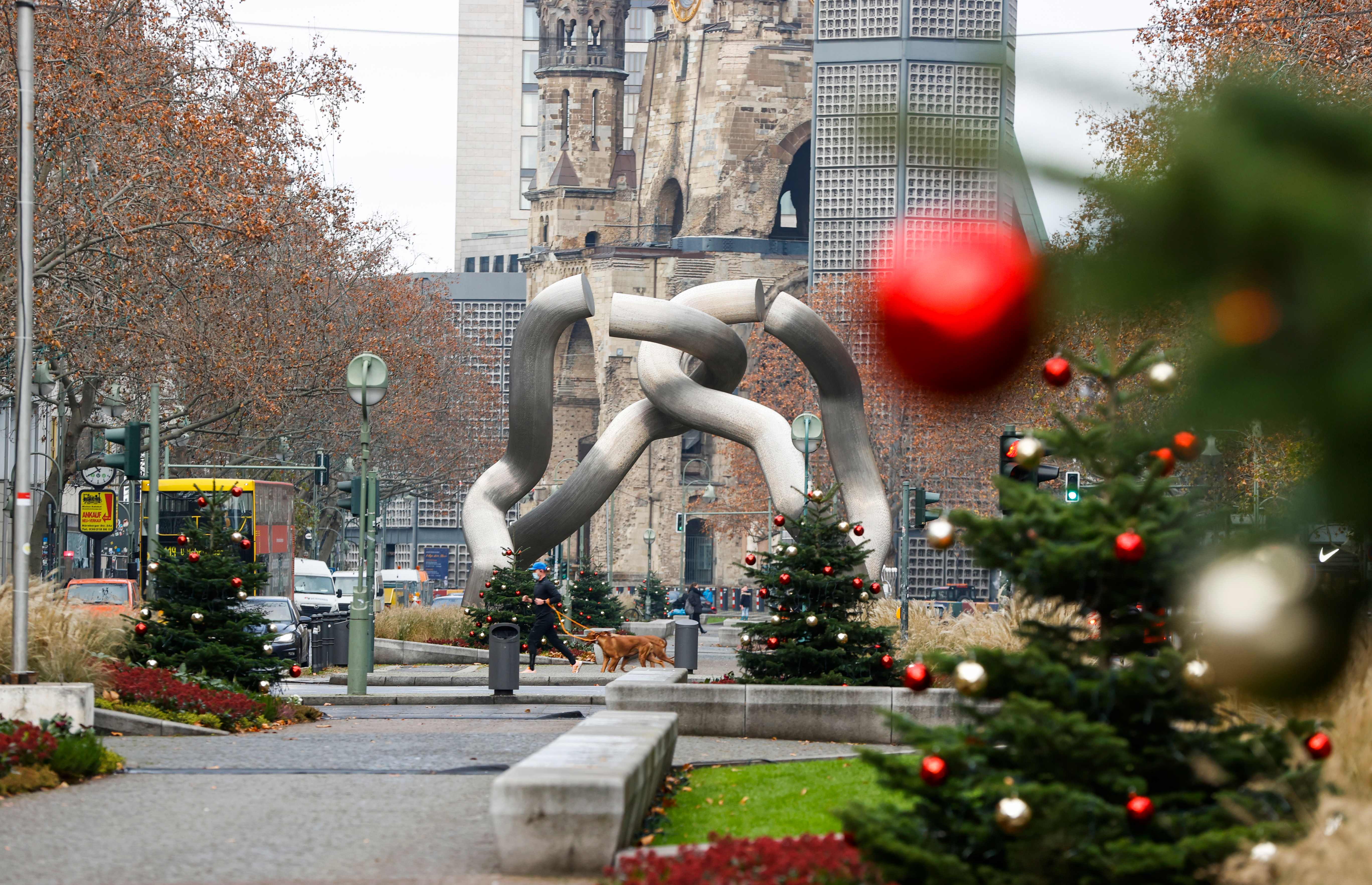 La decoración navideña se ve en Tauentzienstrasse, una importante calle comercial en el área de City West Charlottenburg de Berlín, Alemania.