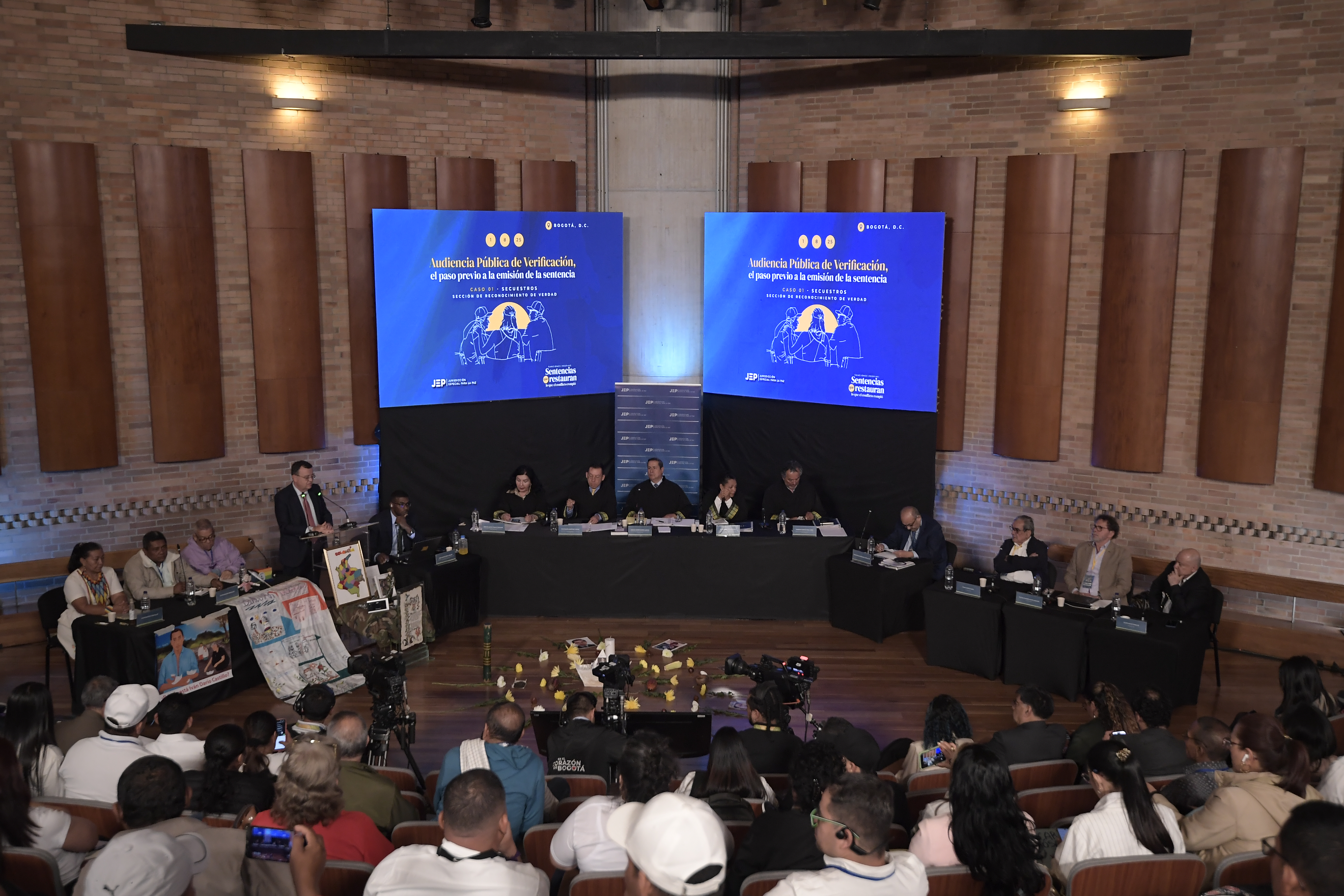 Espacio decisivo para evaluar el cumplimiento de los compromisos asumidos por los exjefes de las extintas FARC-EP (Julián Gallo, Pastor Alape, Jaime Alberto Parra), en el macrocaso 01 sobre secuestros, pero también para las primeras sanciones del tribunal.