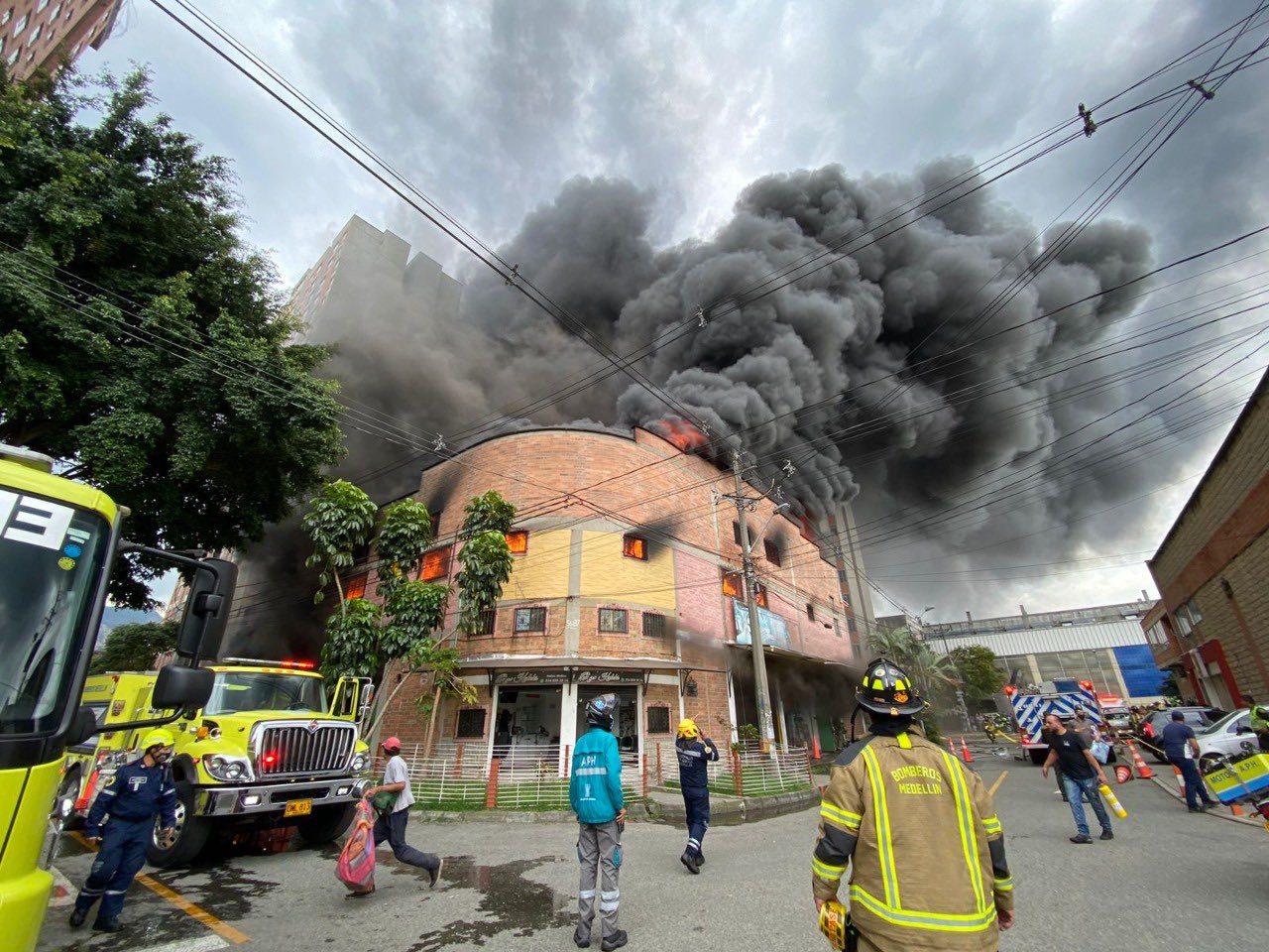 Video: grave incendio en fábrica de Medellín obligó evacuar la zona