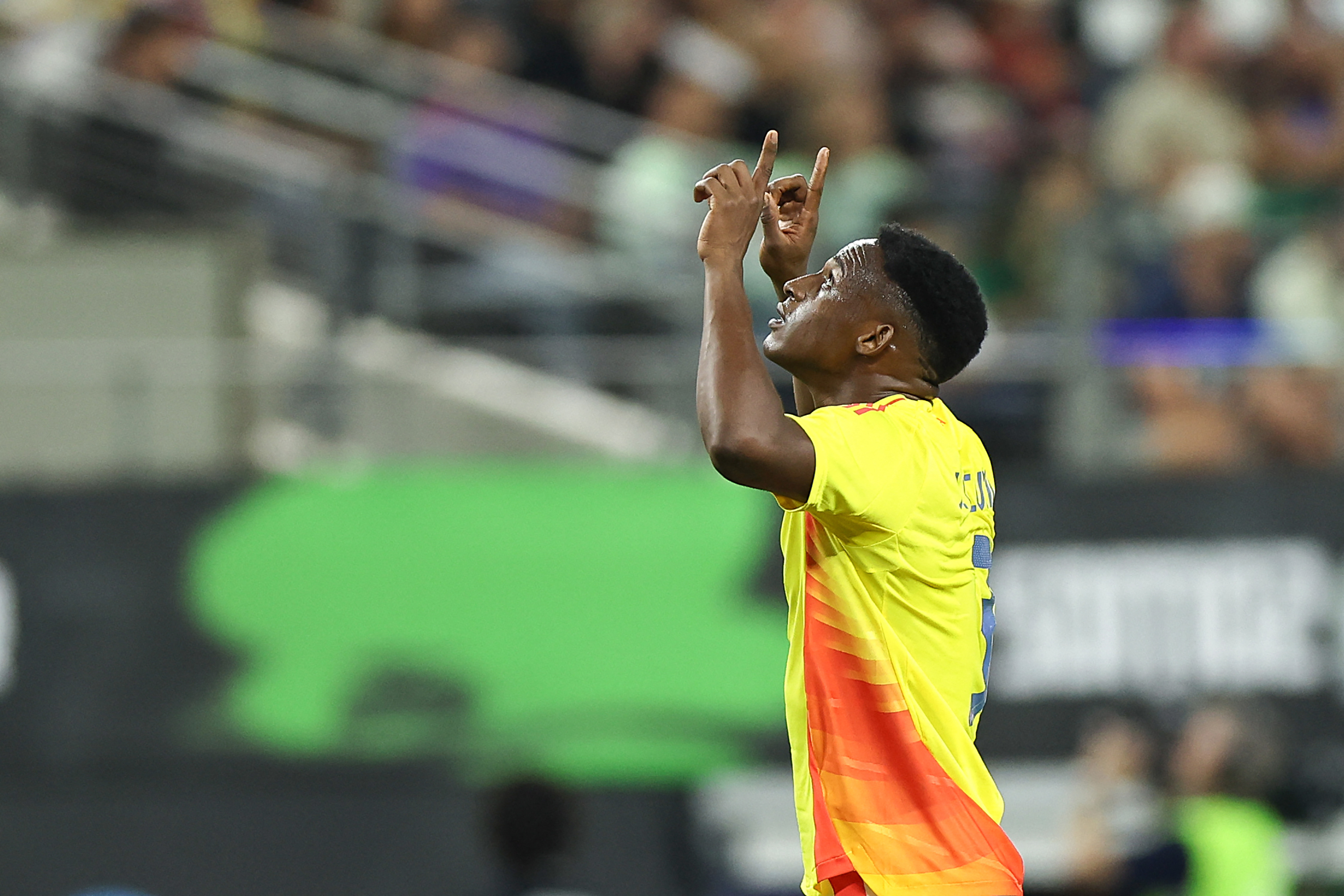 Lucumí celebra su gol con Colombia este sábado.