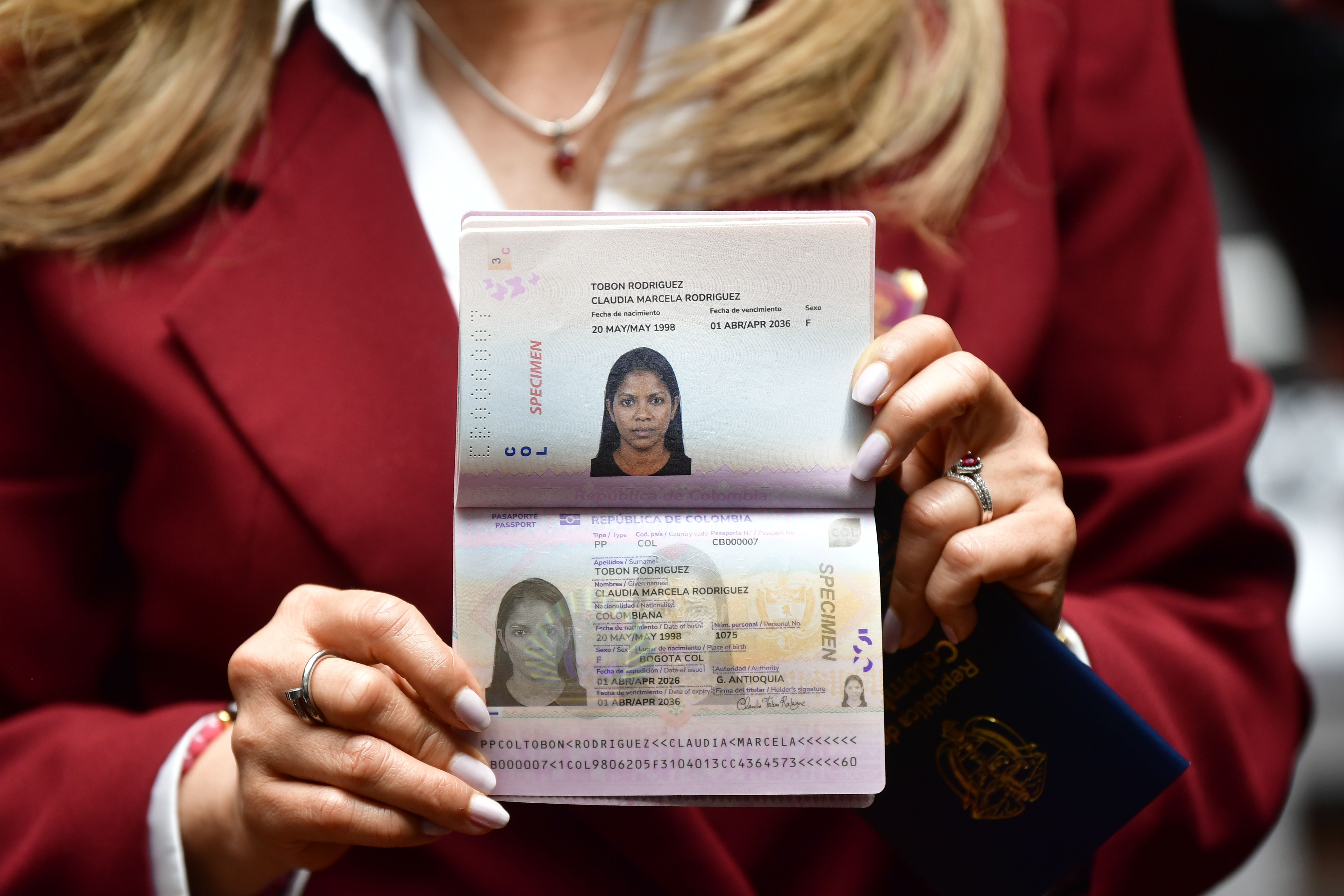 ¿Qué pasará con los pasaportes tras la suspensión del convenio de Petro?