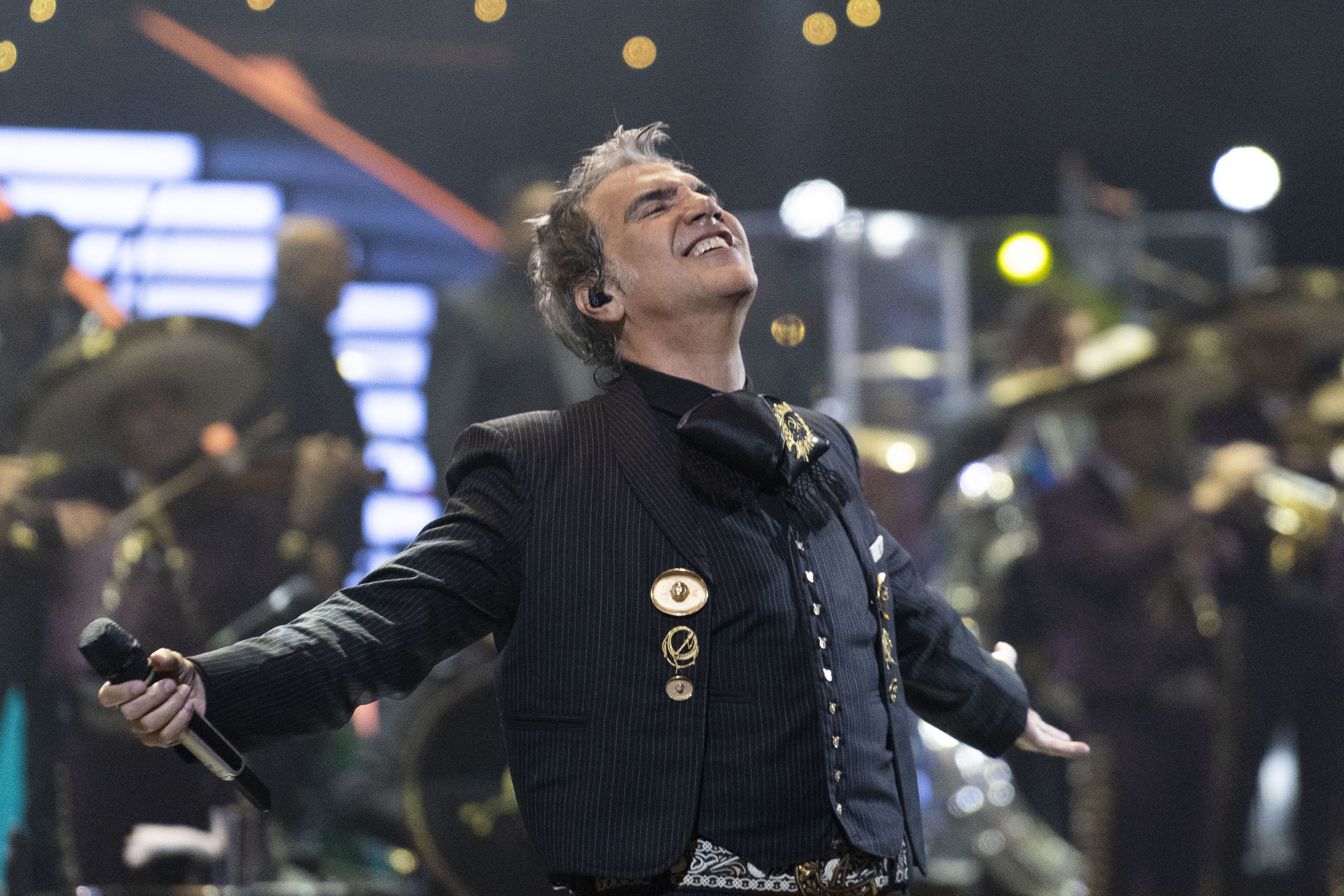 A Alejandro Fernández le queda mucho por cantar
