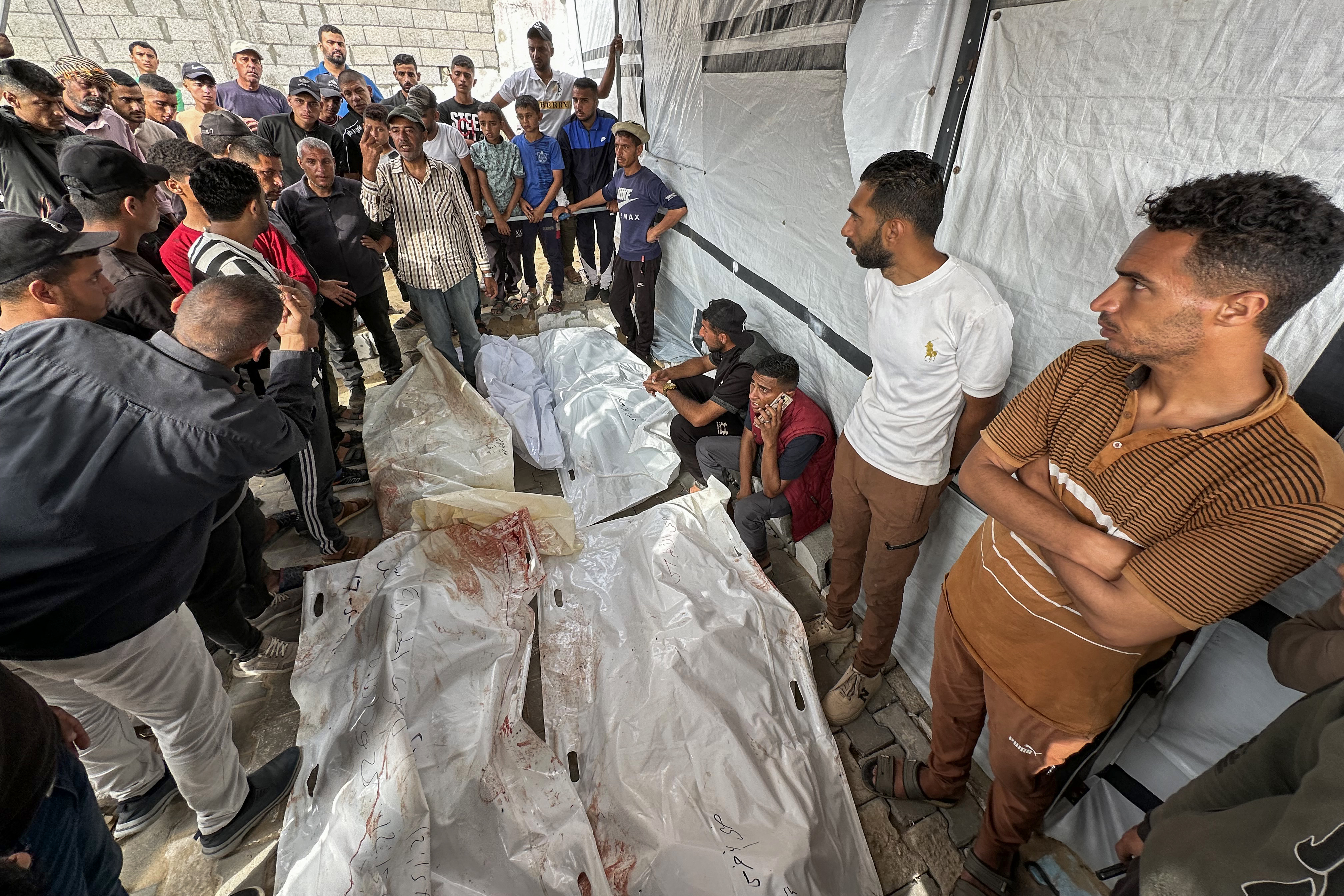 Nueva tragedia en Gaza: pareja de médicos perdió nueve hijos en bombardeo israelí