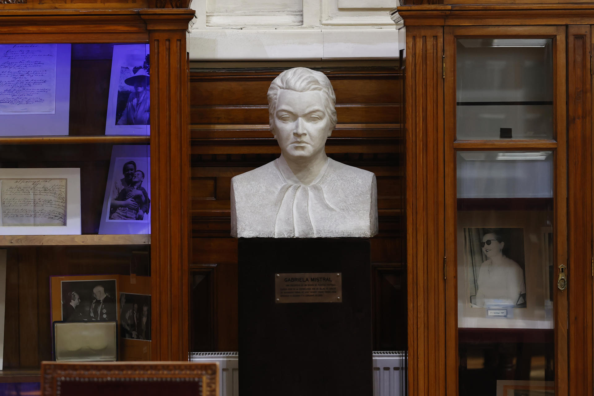 Exponen los cuadernos inéditos de Gabriela Mistral, poeta ganadora de Premio Nobel