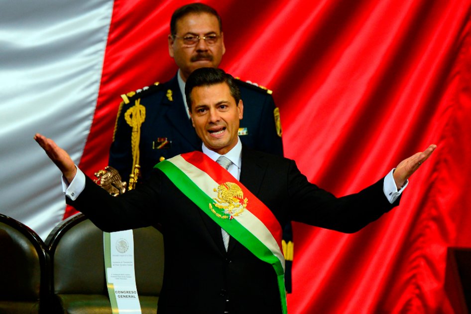 Enrique Peña Nieto jura entre protestas como nuevo presidente de México