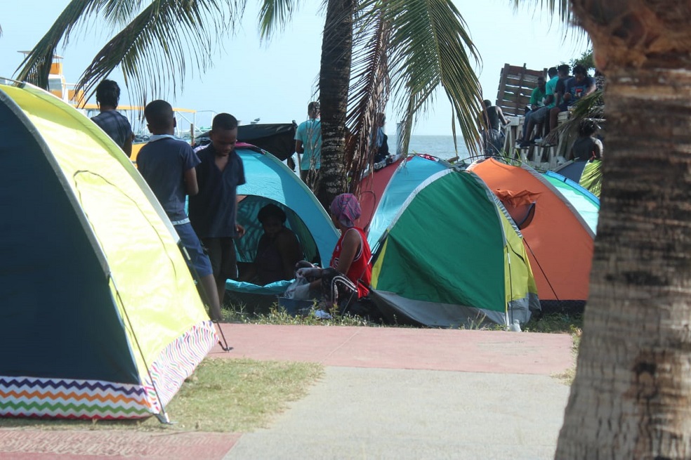 “Se trabaja por pesos y cobran en dólares”: migrantes atrapados en Necoclí