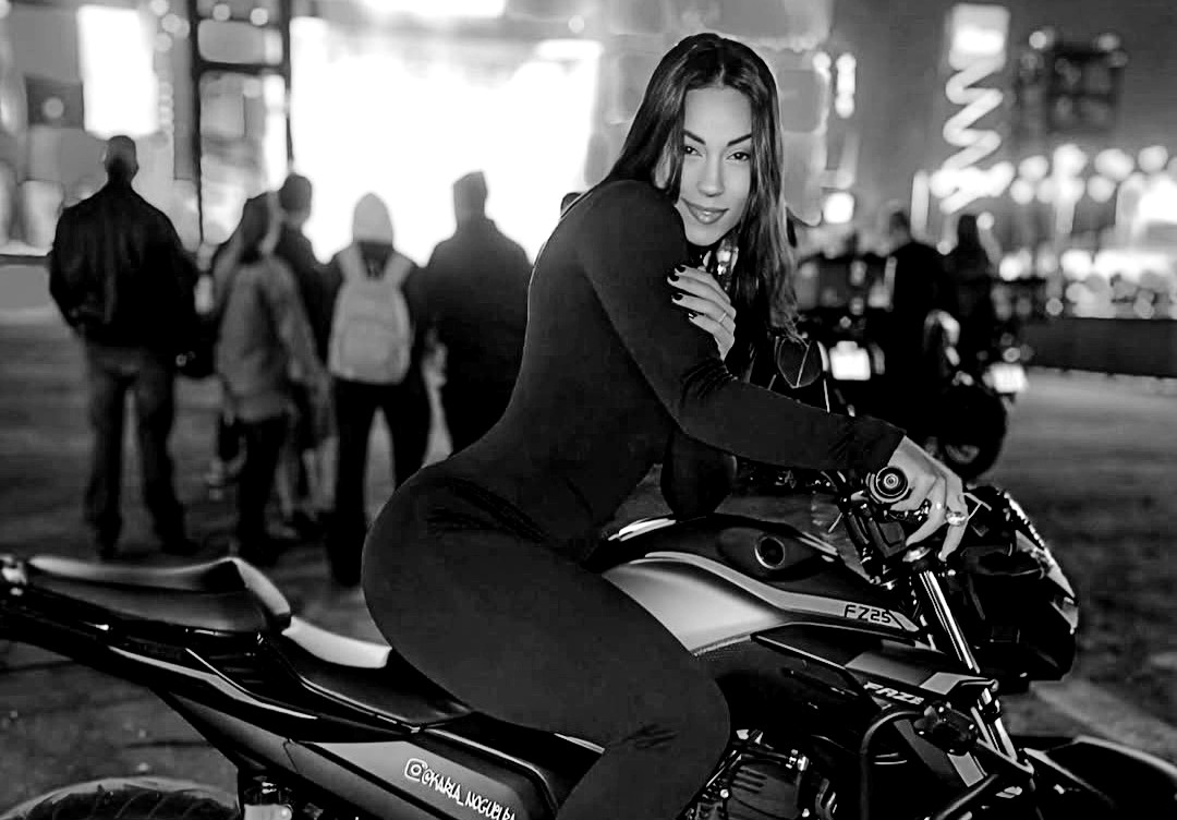 La creadora de contenido colisionó en su motocicleta contra un automóvil en una autopista.