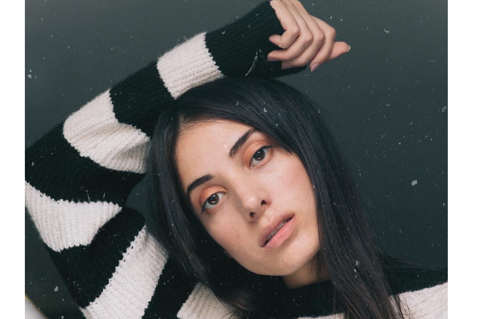 Karolayn Corzo es una fotógrafa y creadora audiovisual venezolana que se convirtió en la mano derecha de Llane, pues trabajan juntos. Es la encargada de la parte visual, videos, estética y vestimenta del cantante. Estudió Diseño Gráfico, aunque no terminó la carrera.