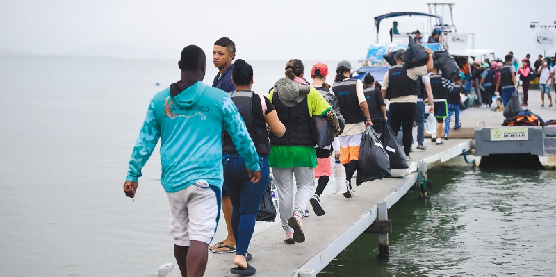 migrantes en las playas de necocli para comenzar su ruta migratoria