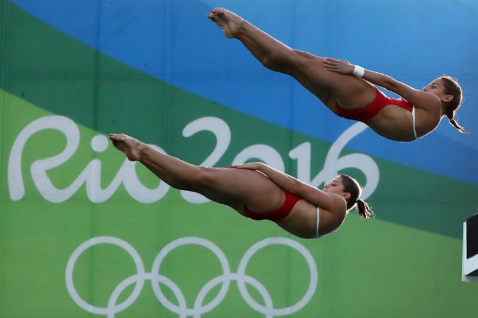 La pareja de Brasil Ingrid Oliveira (i) y Giovanna Pedroso (d), participa en la prueba de salto sincronizado, plataforma de 10 metros, el día martes 9 de agosto. / EFE