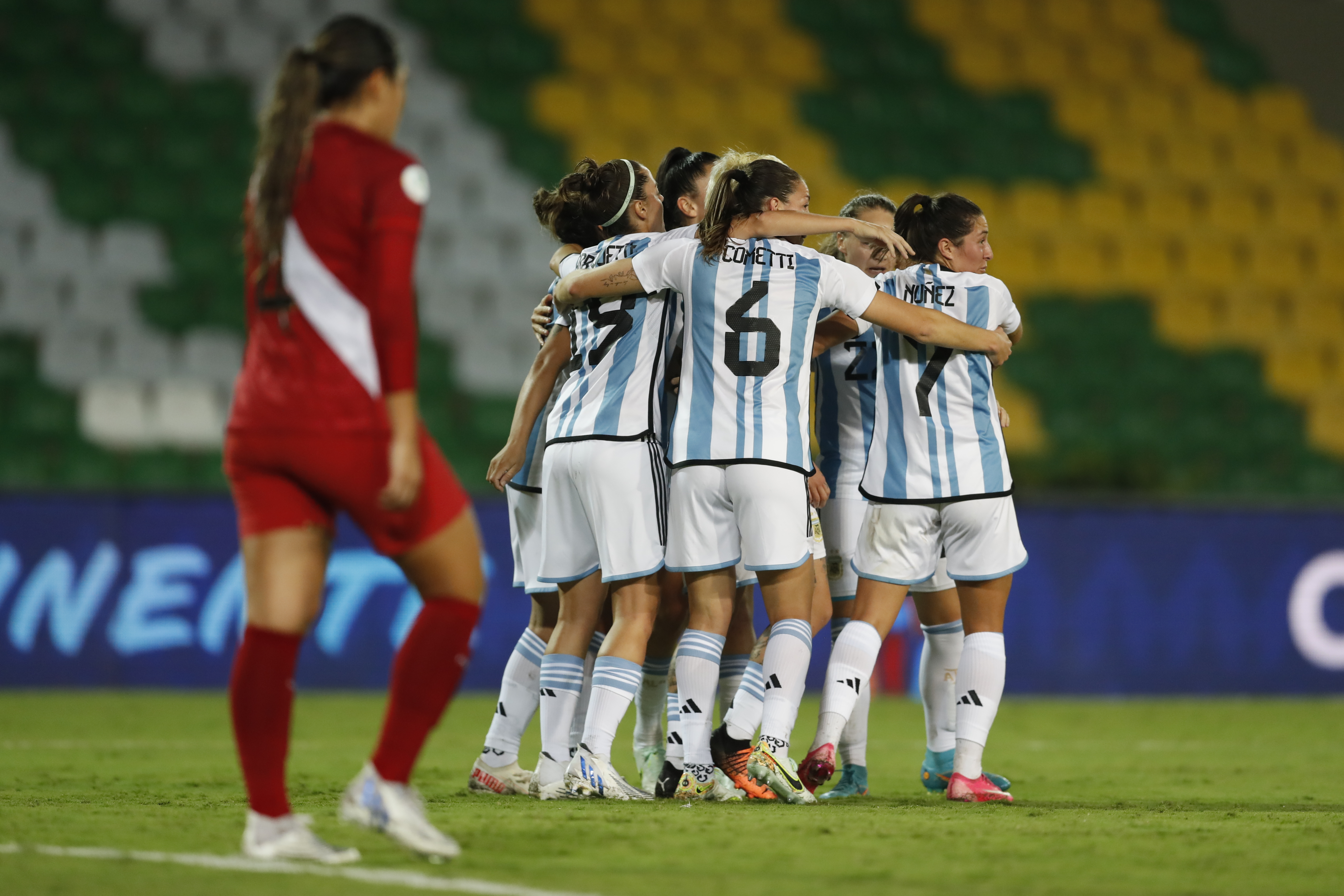 AMDEP3223. ARMENIA (COLOMBIA), 12/07/2022.- Jugadoras de Argentina celebran un gol de Yamila Rodríguez ante Perú hoy, en un partido del grupo B de la Copa América Femenina en el estadio Centenario en Armenia (Colombia). EFE/Ernesto Guzmán Jr.