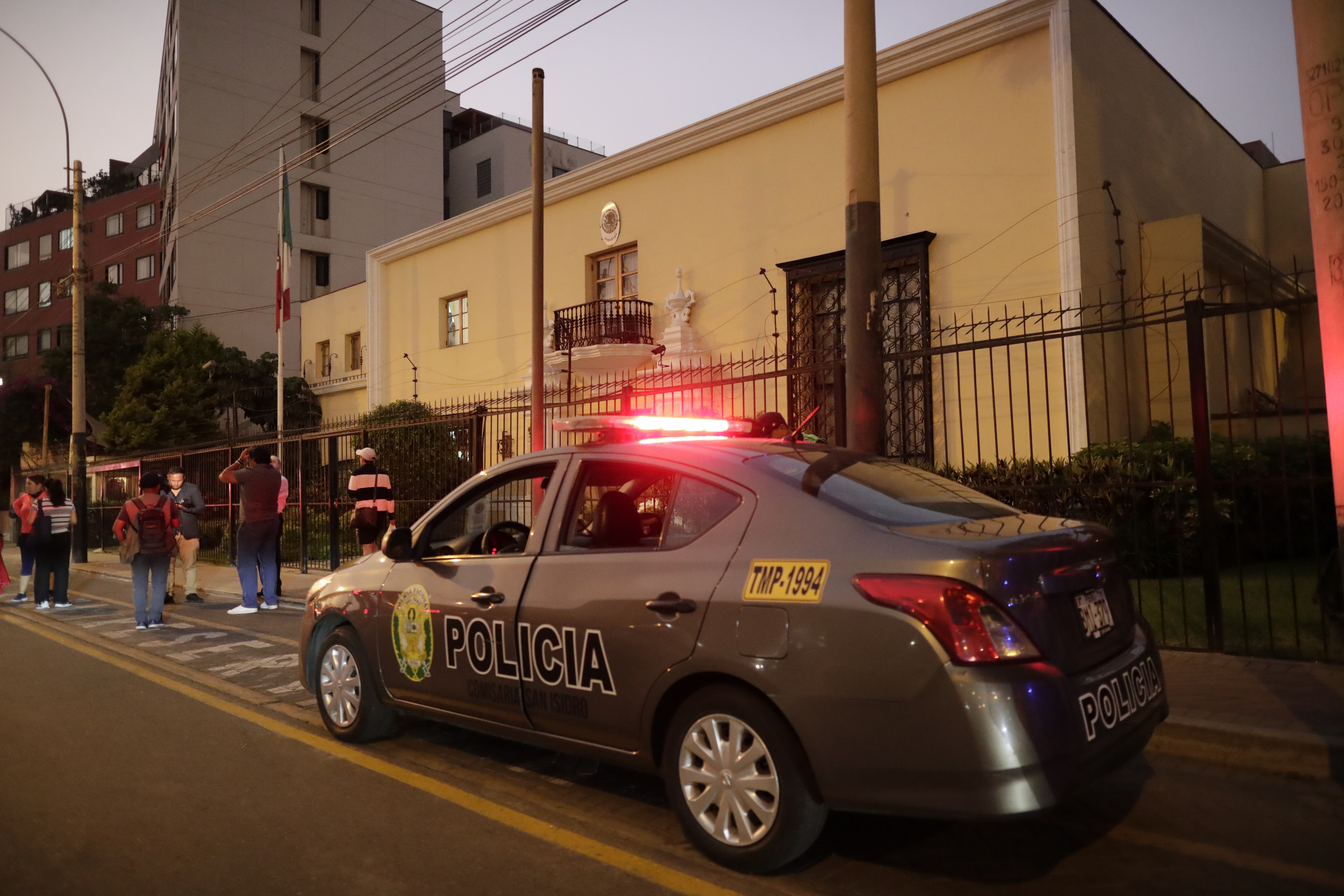 AME2163. LIMA (PERÚ), 20/12/2022.- Vista hoy de un vehículo policial frente a la Embajada de México en Lima (Perú). La Cancillería de Perú anunció este martes que ha otorgado un salvoconducto a Lilia Paredes, esposa del expresidente Pedro Castillo, y a sus hijos para ir a México, país que les ha concedido asilo e informó al Gobierno de esa nación que esta está siendo investigada por un delito común, por lo que no hay "persecución política". EFE/ Bienvenido Velasco