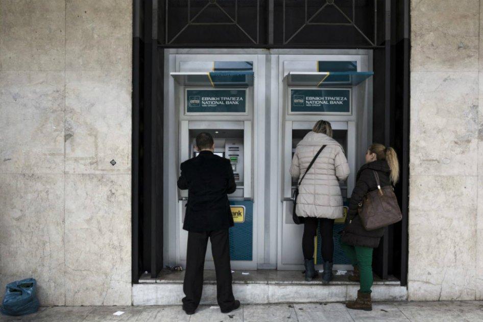 Ante una semana difícil, los griegos sacan el dinero de los bancos