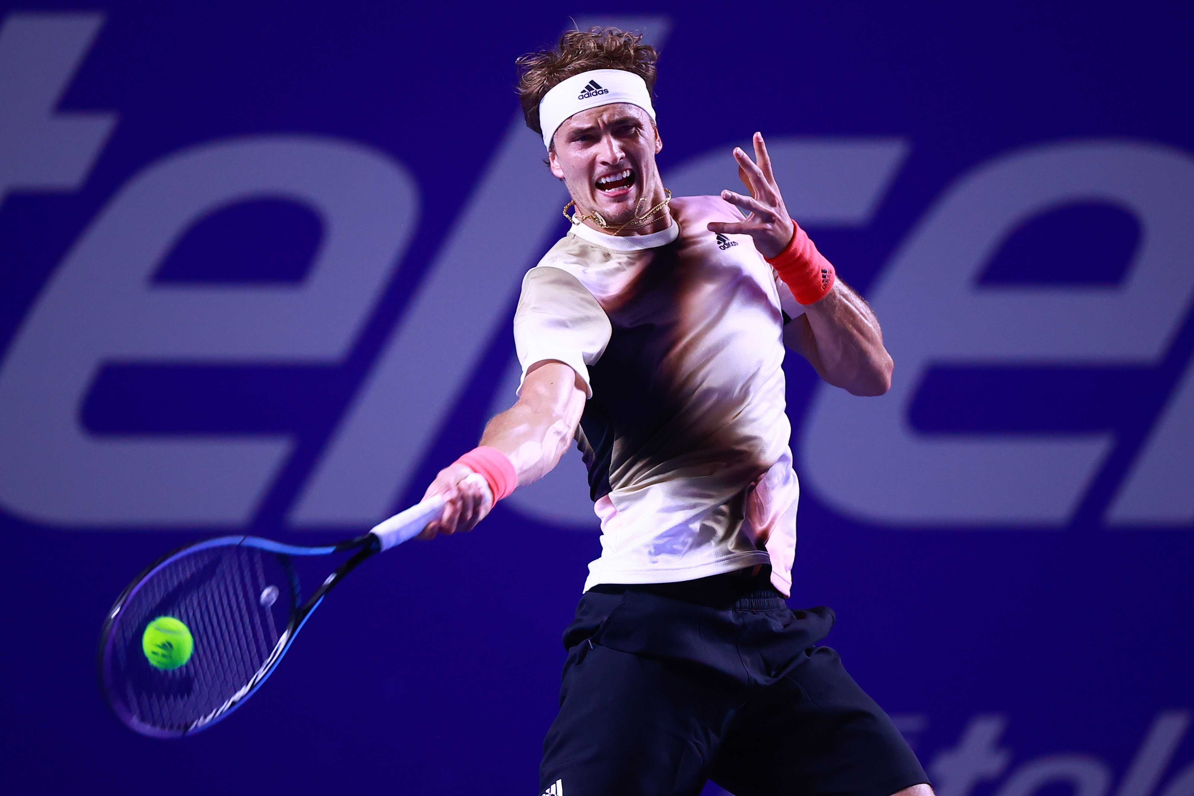 ACAPULCO (MÉXICO), 21/02/2022.-El tenista alemán Alexander Zverev devuelve una pelota a estadounidense Jenson Brooksby en su partido del partido del Abierto Mexicano de Tenis disputado este lunes en Acapulco (México). EFE/David Guzmán González