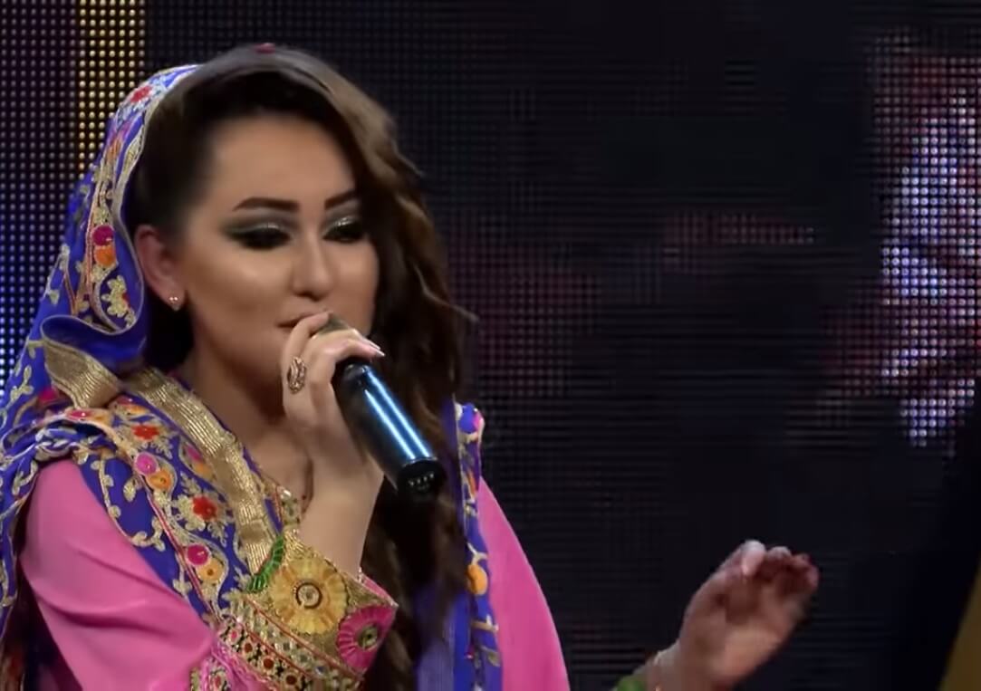 La primera mujer en ganar la versión afgana del «American Idol» se convierte en símbolo de las jóvenes de su país