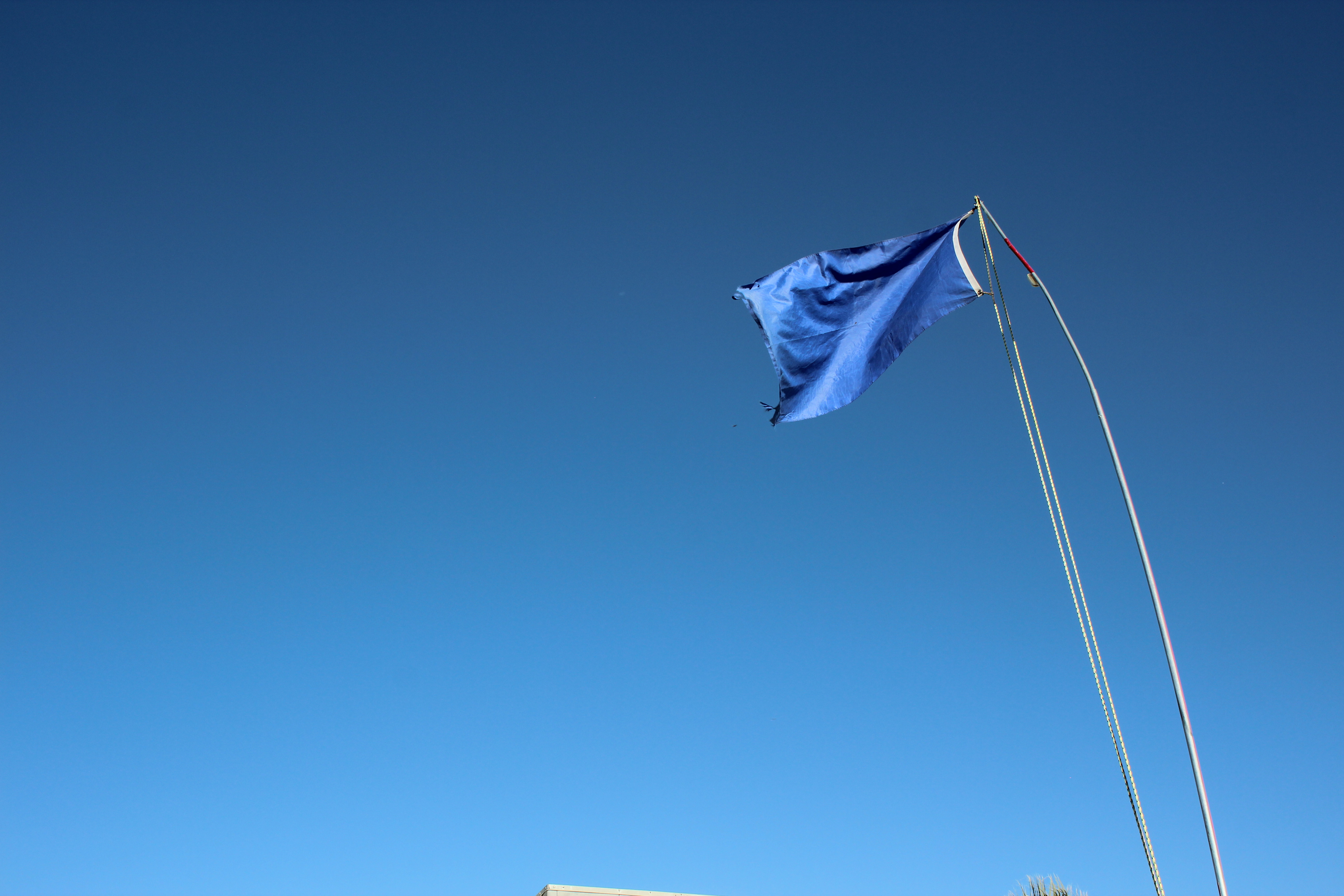 Humane Borders (o Fronteras Compasivas) se identifica con el azul, universalmente conocido como el color del agua. Así se ven las banderas sobre los tanques, para que puedan ser detectadas a largas distancias.