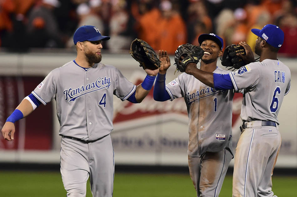 (De izquierda a derecha) Alex Gordon, Jarrod Dyson y Lorenzo Cain celebran la segunda victoria en Camden Yards de Baltimore.//foto: AFP