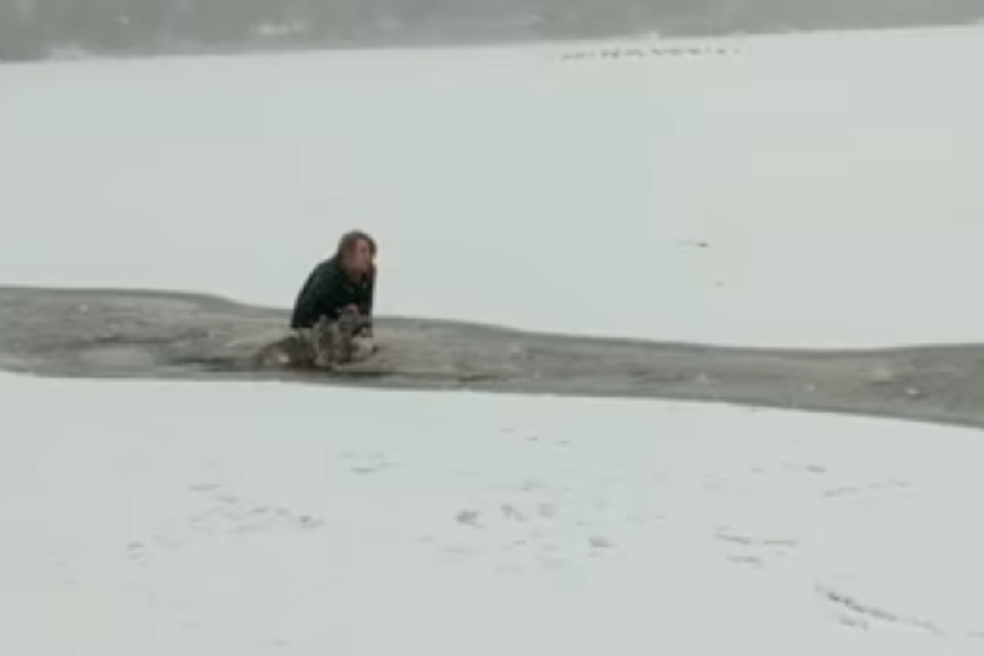 En video: mujer arriesga su vida por rescatar a perrita que cayó a un lago congelado