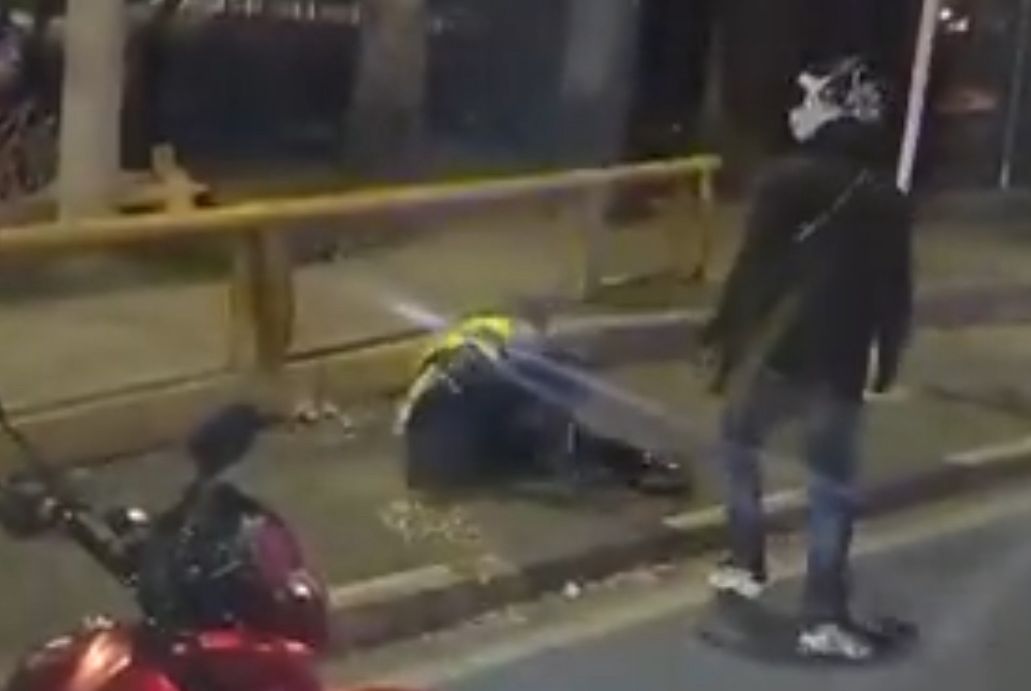 Motociclista agredió brutalmente a agente de tránsito que le impuso comparendo en Cali