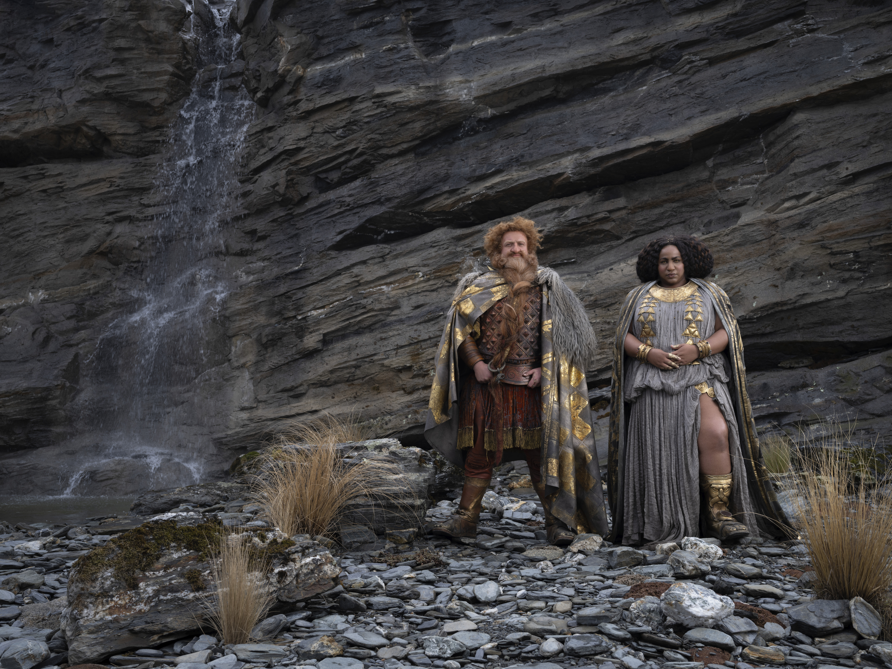 Los principes de los elfos, interpretados por Owain Arthur y Sophia Nomvete