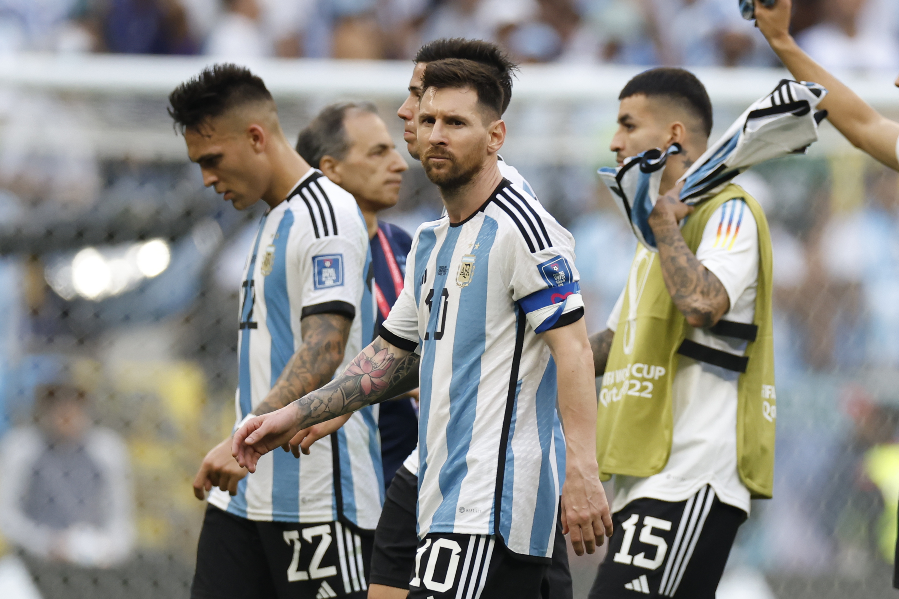 GR2008. LUSAIL (CATAR), 22/11/2022.- Lionel Messi (c) de Argentina y sus compañeros salen del campo hoy, al final de un partido de la fase de grupos del Mundial de Fútbol Qatar 2022 entre Argentina y Arabia Saudita en el estadio de Lusail  (Catar). EFE/ Juan Ignacio Roncoroni
