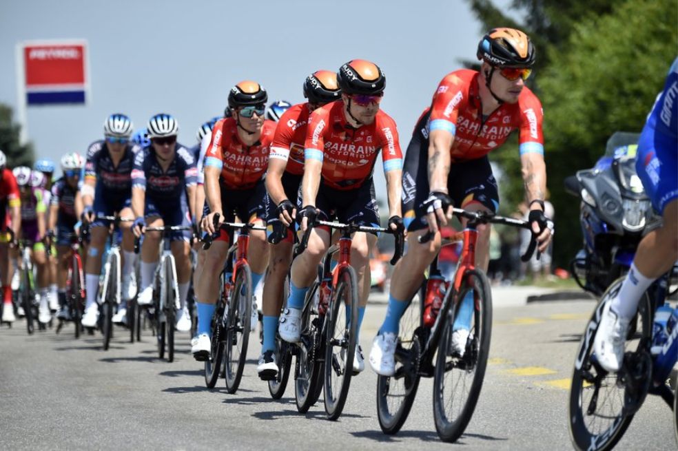 ¿Sospecha de dopaje? Policía hizo registro sorpresa al Bahrain a días del Tour