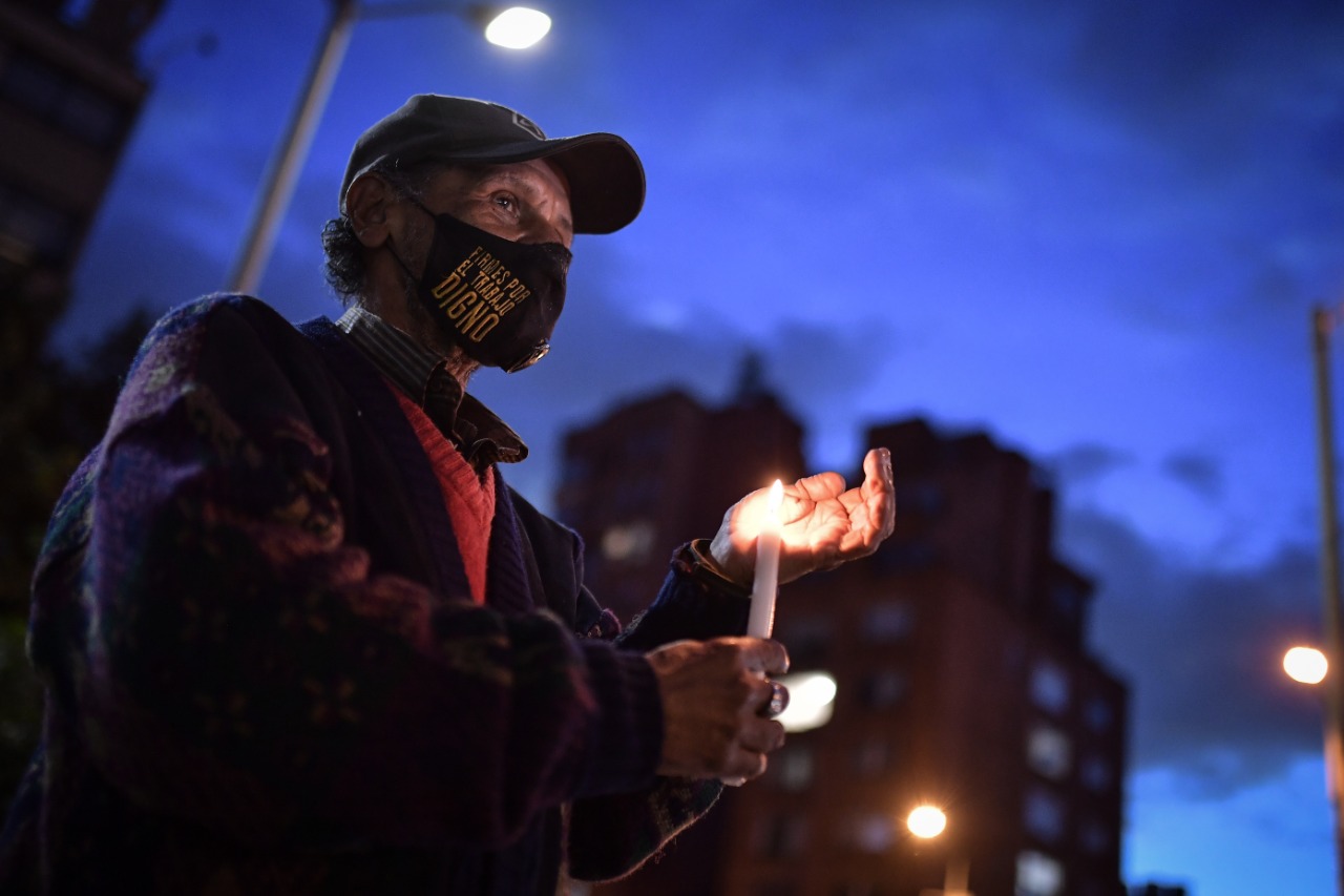 Gareth Steven Sella pertenece a un grupo llamado “Escudos Azules” que acompaña todas las movilizaciones y asume la primera línea de defensa.