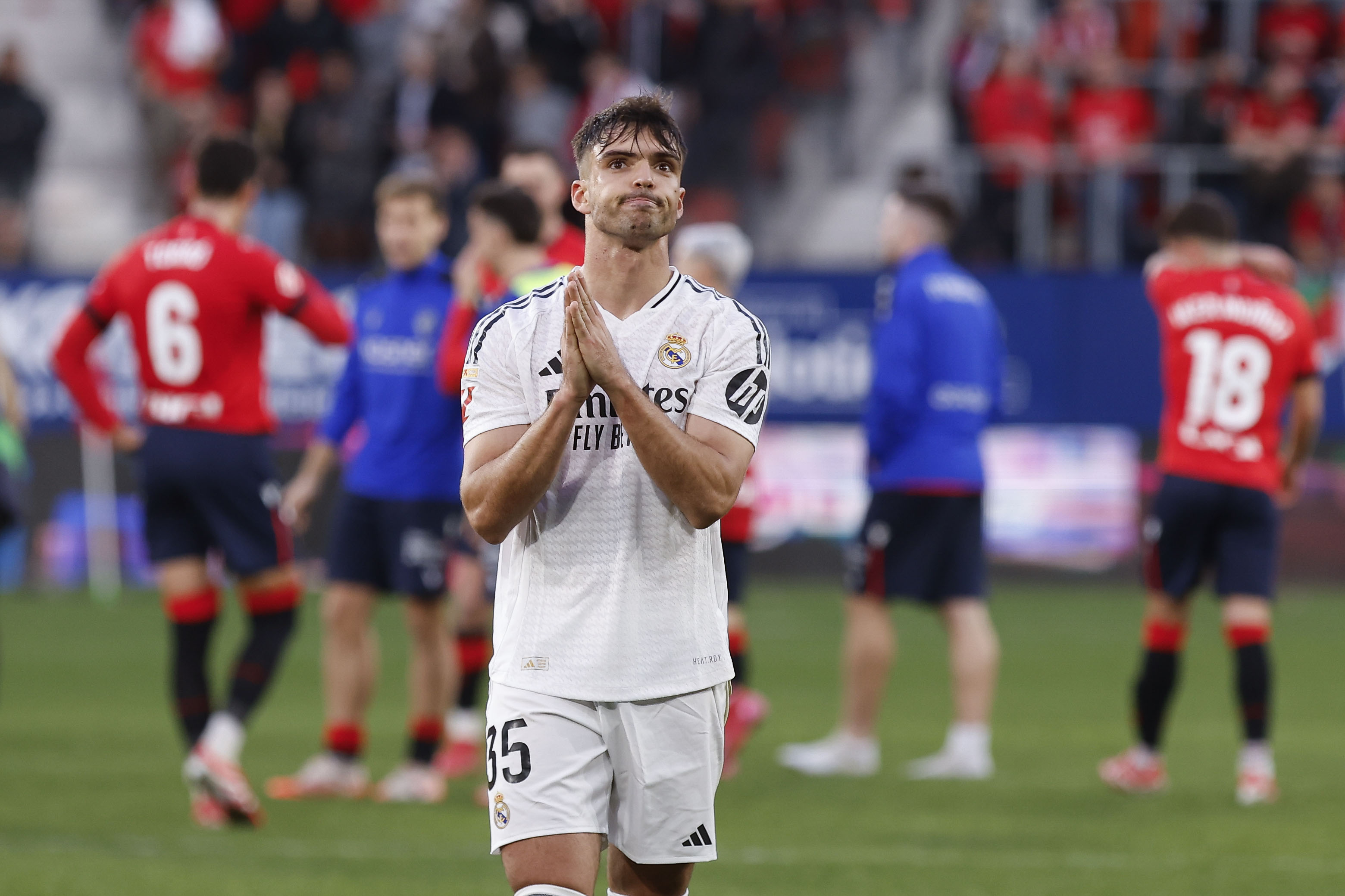 PAMPLONA, 15/02/2025.- El defensa del Real Madrid Raúl Asencio, durante el partido de la jornada 24 de la LaLiga EA Sports, disputado este sábado en el estadio el Sadar de Pamplona. EFE/Villar López