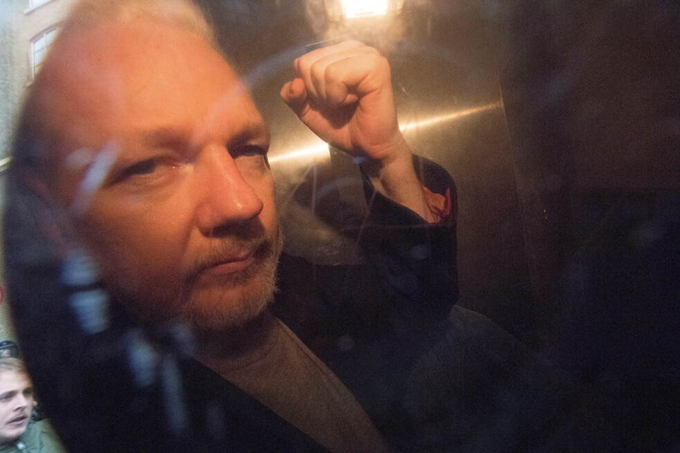 Un año de cárcel para Assange por violar su libertad condicional en Londres