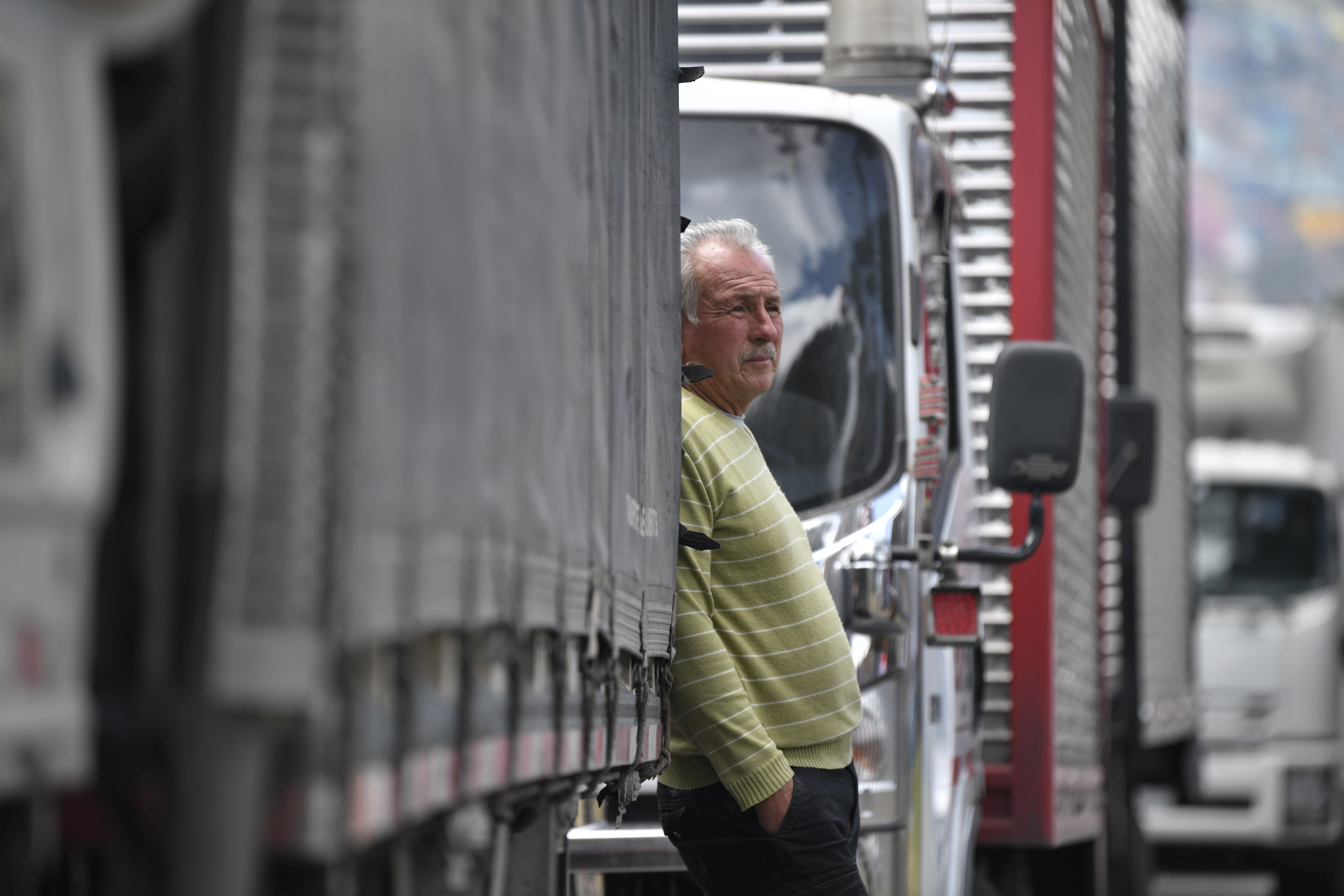 Bloqueo de camioneros en la carrera 7ma con calle 171 debido al alza del ACPM