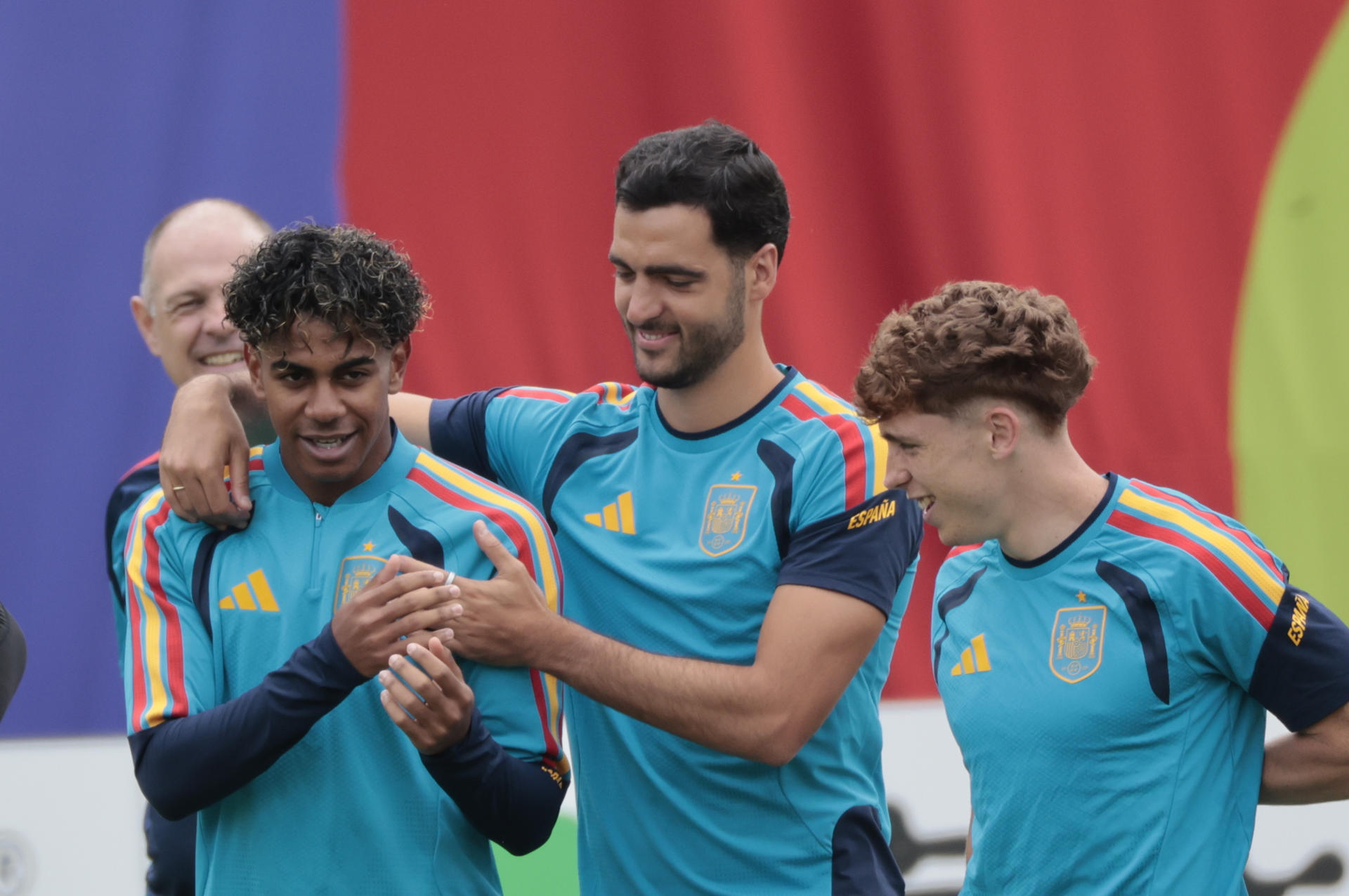 DALLAS (ESTADOS UNIDOS), 13/07/2026.- El centrocampista de la selección española Mikel Merino (c) saluda a sus compañeros Lamine Yamal (i) y Víctor Muñoz, que ambos cumplen años hoy, durante el entrenamiento de este lunes en el Estadio Cotton Bowl en Dallas, en la víspera de la semifinal del Mundial de Fútbol ante Francia. EFE/Lavandeira jr
