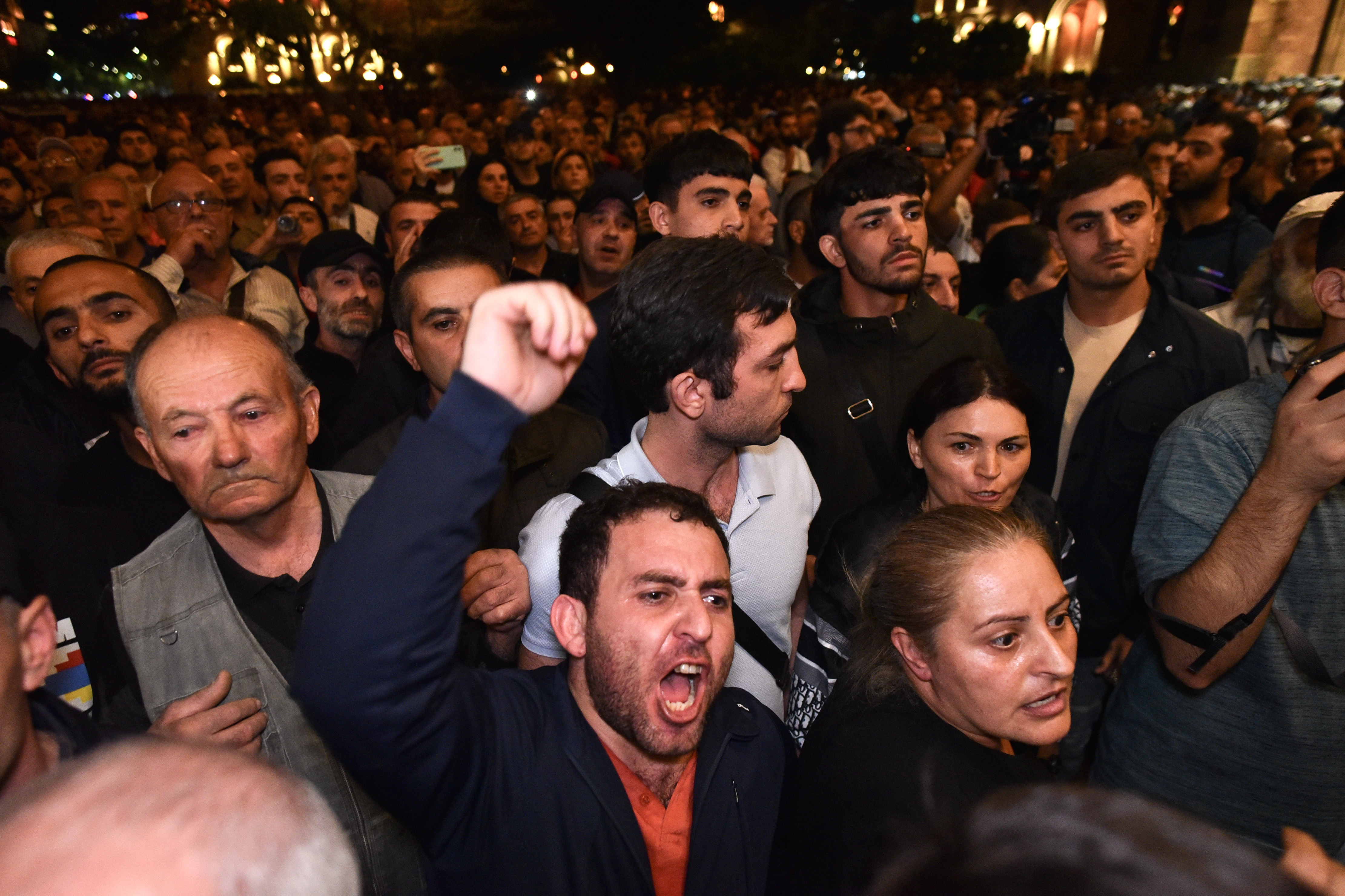 Yerevan (Armenia), 19/09/2023.- A protester gestures as people gather during a protest against Azerbaijan's military actions in the Nagorno-Karabakh region, outside the government building in central Yerevan, Armenia, 19 September 2023. The protesters, voicing anti-government slogans, are demanding the resignation of Armenian Prime Minister Nikol Pashinyan and a stop to Azerbaijan's military operations in Nagorno-Karabakh region. Azerbaijan's Ministry of Defense announced on 19 September the launching of local 'anti-terrorism' measures against the Armenian military in the Nagorno-Karabakh region in order to restore the constitutional order of Azerbaijan and suppress the provocations of the Armenian military. The Karabakh authorities have appealed to Azerbaijan for an immediate ceasefire and to sit down at the negotiation table with the aim of settling the situation. (Terrorismo, Protestas, Azerbaiyán) EFE/EPA/NAREK ALEKSANYAN