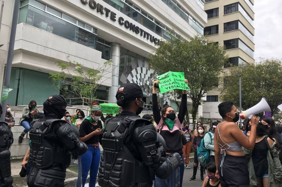 Corte Constitucional de Ecuador despenaliza el aborto en casos de violación