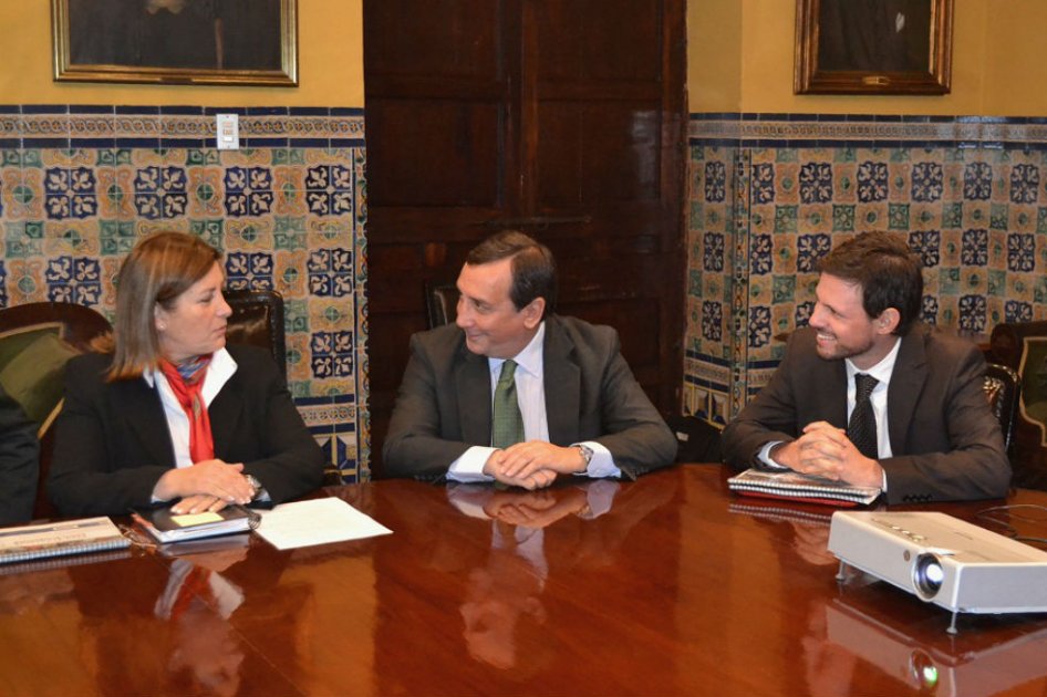 El Embajador de Colombia en Perú, Luis Eladio Pérez y el coordinador del PFP, Jorge Guzmán, le presentaron los avances del plan realizado en Colombia a la Canciller del Perú, Eda Rivas.