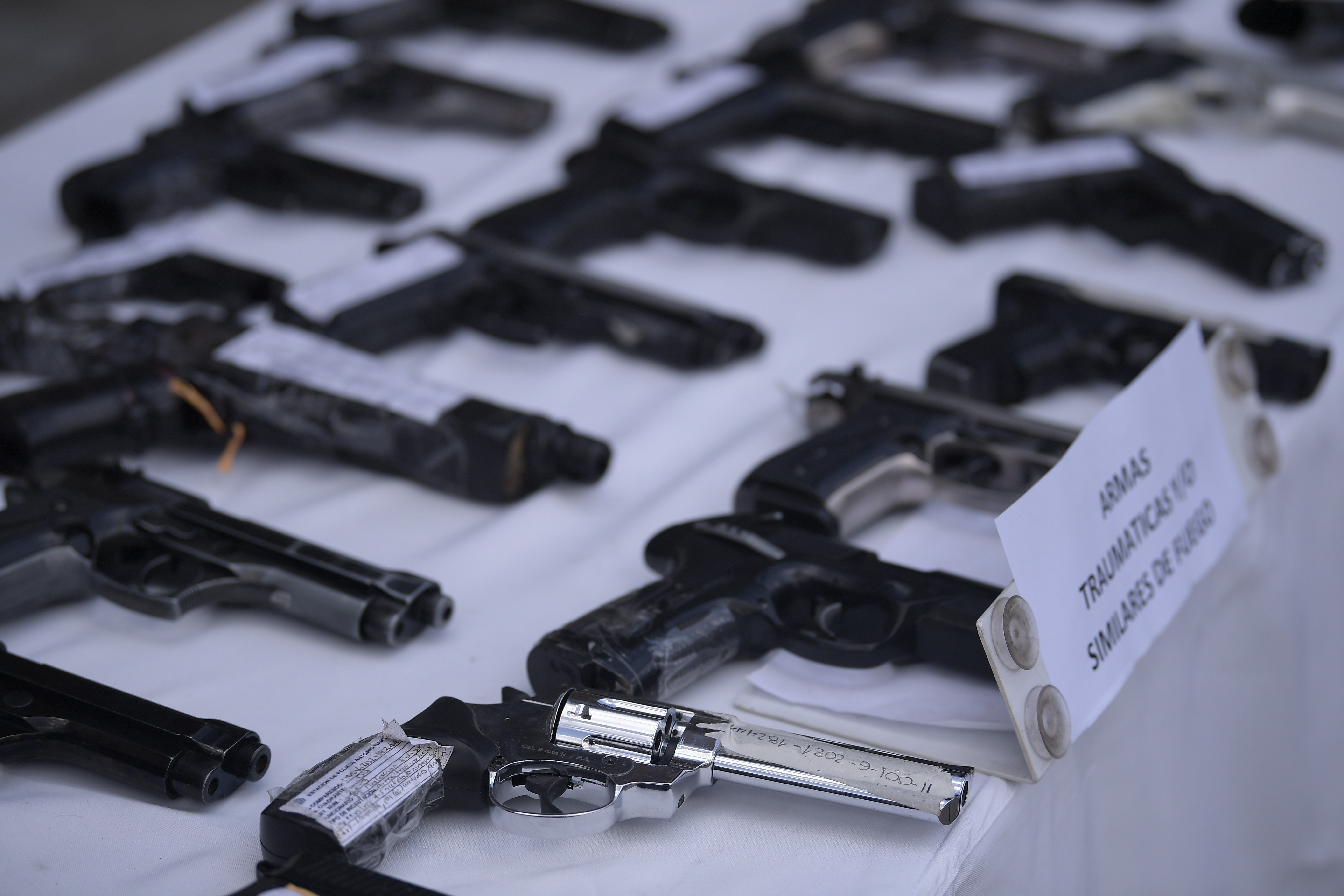 La Policía Metropolitana de Bogotá presentó la incautación de armas que se han llevado a cabo desde enero hasta el 25 de octubre del 2022. En total fueron 261.868 armas blancas, 1.534 armas de fuego tipo neumáticas, traumáticas y de fogueo, las cuales llevaron a la captura 6.020 personas por el delito de hurto.  En lo corrido del año, en Bogotá se han capturado 2.676 personas por el delito de lesiones personales, quienes en su mayoría han sido por tener en su poder este tipo de armas. Asimismo, la Policía ha capturado 437 personas por el delito de homicidio, quienes también llevaban algunos de estos elementos.