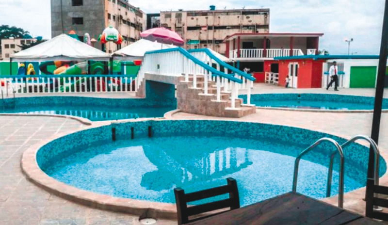 En la cárcel venezolana de Tocorón los presos construyeron piscinas. Desde las celdas que se ven al fondo opera El Tren de Aragua. 
/ Cortesía: Connectas