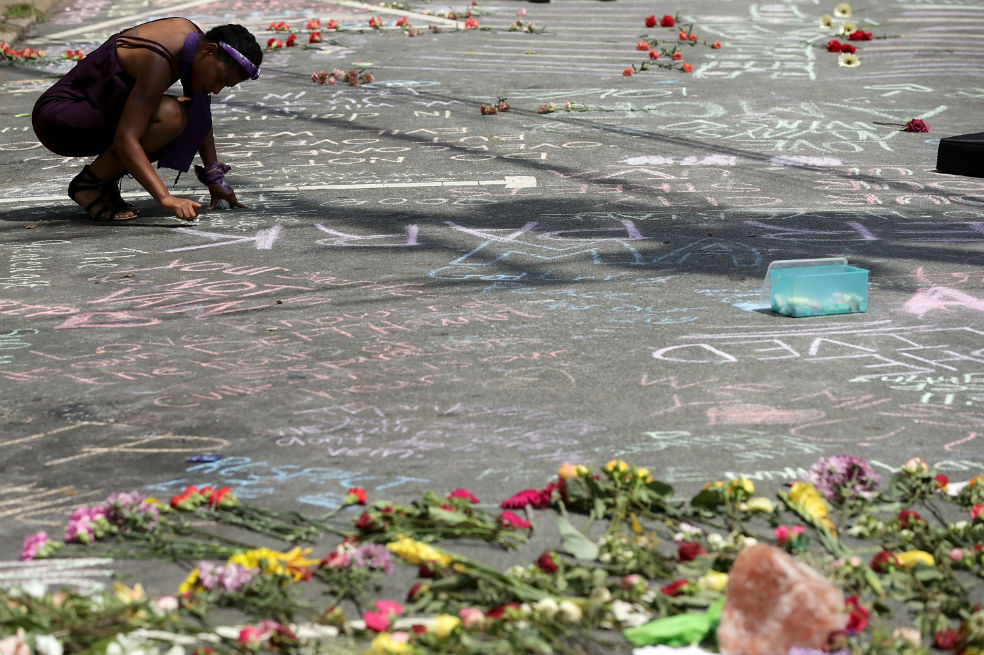 Madre de víctima de neonazi dice que muerte de su hija conmovió al mundo
