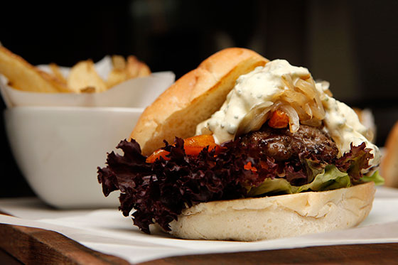 Receta del día: Hamburguesa a la parrilla con papitas